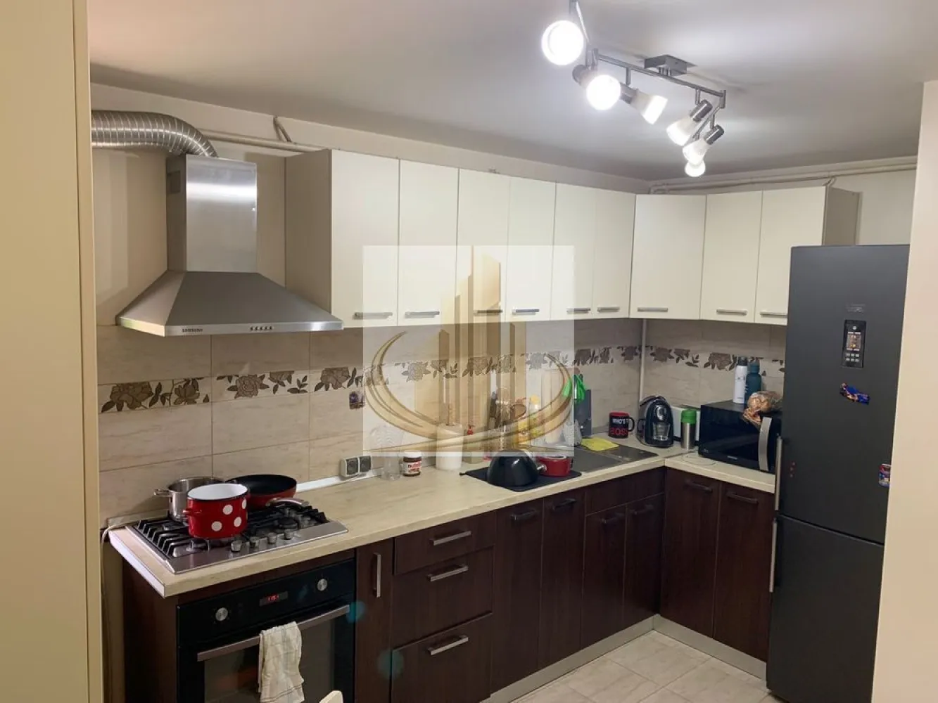 Grand Mobilis 🏡Ap modern cu 2 camere, zona excelenta Giroc - Grand Mobilis Imobiliare vă propune spre închiriere un apartament modern cu 2 camere, situat într-o zonă bună, pe Calea Timișoarei. Apartamentul este amplasat într-o zonă foarte bine dezvoltată, cu străzi asfaltate, având în imediata apropiere Lidl, Kaufland, Prospero, numeroase centre comerciale, farmacii și sală de fitness. Totodată, stația de autobuz se află la doar 2 minute de locuință, oferind acces rapid către oraș. Imobilul este situat la etajul 1 al unui bloc nou, cu 3 etaje, și dispune de o suprafață utilă de 56 mp + terasă de 8 mp. Dotări și beneficii: • Apartament spațios și bine compartimentat • Complet mobilat și utilat: aer condiționat, frigider, plită, cuptor, hotă, cuptor cu microunde, cafetieră, TV, mașină de spălat rufe etc. • Loc de parcare inclus Locuința este ideală pentru o familie sau un cuplu, oferind confort și acces facil la toate facilitățile urbane. Disponibilitate: din 15 aprilie 2026 Preț: 400 €/lună (negociabil) Garanție: o lună în avans }}