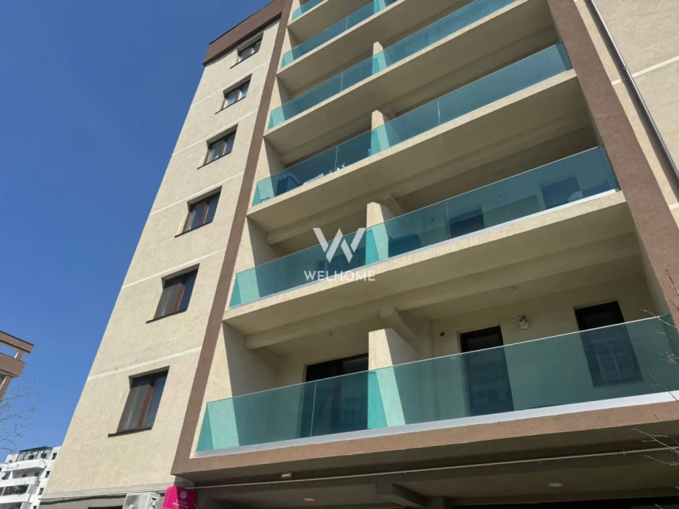 Apartament de inchiriat, 2 camere,Doamna Stanca, Sibiu - Va oferim spre inchiriere un apartament decomandat, situat chiar pe strada Doamna Stanca (in zona Kaufland), la etajul 6/7, bloc nou cu lift. Apartamentul este complet mobilat si utilat si se doreste inchirierea pe termen lung. Compartimentare : Hol , debara/dressing, living cu iesire pe balcon, bucatarie , dormitor Nu se accepta animale de companie Pret: 450 euro/ luna + 1 luna garantie comision agentie 50% din contravaloarea unei chirii Detalii: 0752.088.381 - Roxana }}