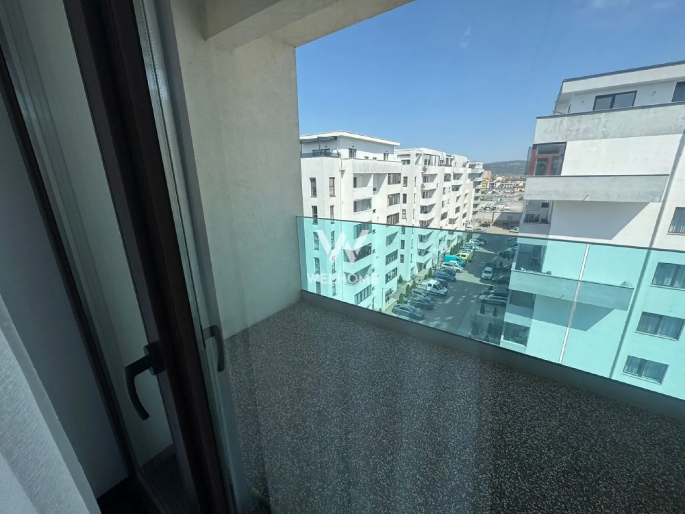 Apartament de inchiriat, 2 camere,Doamna Stanca, Sibiu - Va oferim spre inchiriere un apartament decomandat, situat chiar pe strada Doamna Stanca (in zona Kaufland), la etajul 6/7, bloc nou cu lift. Apartamentul este complet mobilat si utilat si se doreste inchirierea pe termen lung. Compartimentare : Hol , debara/dressing, living cu iesire pe balcon, bucatarie , dormitor Nu se accepta animale de companie Pret: 450 euro/ luna + 1 luna garantie comision agentie 50% din contravaloarea unei chirii Detalii: 0752.088.381 - Roxana }}