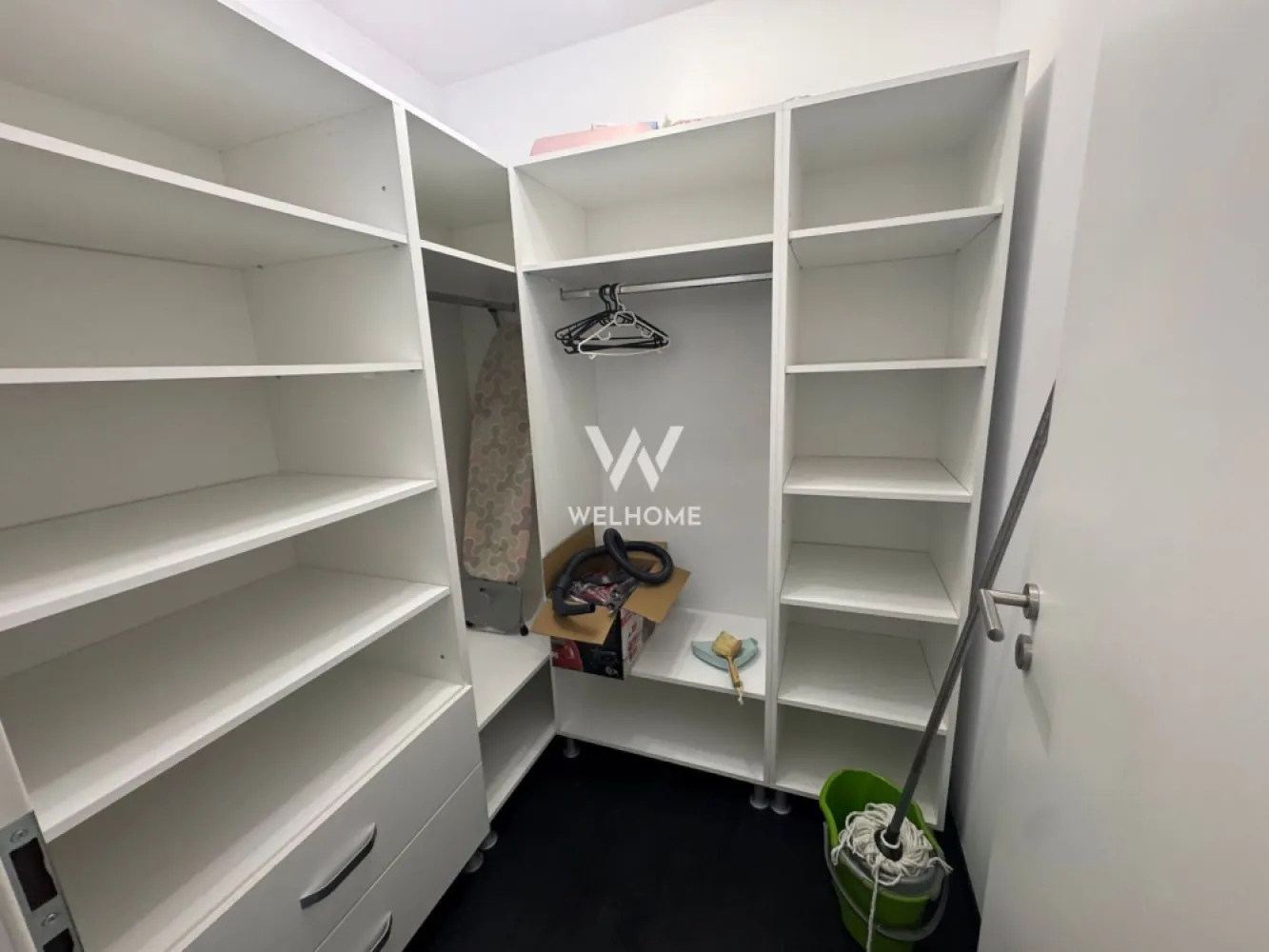 Apartament de inchiriat, 2 camere,Doamna Stanca, Sibiu - Va oferim spre inchiriere un apartament decomandat, situat chiar pe strada Doamna Stanca (in zona Kaufland), la etajul 6/7, bloc nou cu lift. Apartamentul este complet mobilat si utilat si se doreste inchirierea pe termen lung. Compartimentare : Hol , debara/dressing, living cu iesire pe balcon, bucatarie , dormitor Nu se accepta animale de companie Pret: 450 euro/ luna + 1 luna garantie comision agentie 50% din contravaloarea unei chirii Detalii: 0752.088.381 - Roxana }}