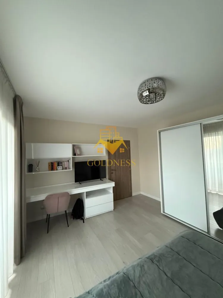 2 camere, Intre Lacuri, Iulius Mall, Auchan, Bloc nou, FSEGA - GOLDNESS Imobiliare vă propune spre închiriere un apartament cu 2 camere complet mobilat și utilat, la etajul 1 într-un imobil de 6 etaje, în Cartierul Intre Lacuri. Posibilitatea de parcare la liber în zona. Se află în apropierea stațiilor de transport în comun, magazine, restaurante, spații verzi, farmacii, etc. Apartamentul este compartimentat astfel: - 2 dormitoare cu pat matrimonial, dressing, noptiere - bucătărie complet utilată și mobilată, loc de servit masa - baie cu dus walkin, calorifer port prosop și dulap pentru depozitare. - terasa de 5 mp. Imobilul este dotat cu toate cele necesare- centrală proprie, frigider, aragaz, hotă, mașină de spălat haine, etc. Dacă sunteți interesați de acest apartament și doriți să îl vizionați, dar și pentru alte oferte nu ezitați să ne contactați telefonic sau prin e-mail. Vă stăm la dispoziție! Pentru intermediere se percepe un comision de 50% din prețul chiriei! }}