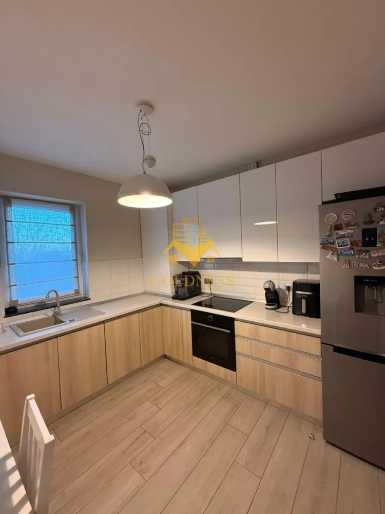 2 camere, Intre Lacuri, Iulius Mall, Auchan, Bloc nou, FSEGA - GOLDNESS Imobiliare vă propune spre închiriere un apartament cu 2 camere complet mobilat și utilat, la etajul 1 într-un imobil de 6 etaje, în Cartierul Intre Lacuri. Posibilitatea de parcare la liber în zona. Se află în apropierea stațiilor de transport în comun, magazine, restaurante, spații verzi, farmacii, etc. Apartamentul este compartimentat astfel: - 2 dormitoare cu pat matrimonial, dressing, noptiere - bucătărie complet utilată și mobilată, loc de servit masa - baie cu dus walkin, calorifer port prosop și dulap pentru depozitare. - terasa de 5 mp. Imobilul este dotat cu toate cele necesare- centrală proprie, frigider, aragaz, hotă, mașină de spălat haine, etc. Dacă sunteți interesați de acest apartament și doriți să îl vizionați, dar și pentru alte oferte nu ezitați să ne contactați telefonic sau prin e-mail. Vă stăm la dispoziție! Pentru intermediere se percepe un comision de 50% din prețul chiriei! }}