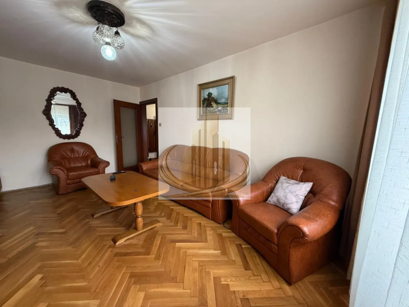 🏡 Apartament 3 Camere | Decomandat | 2 Băi | Parter | Zonă Excelentă - Grand Mobilis Imobiliare vă propune spre vânzare un apartament cu 3 camere, situat la parterul unui imobil cu 4 etaje, ce se evidențiază prin poziționarea excelentă și versatilitatea sa. 📍 Localizare premium: Proprietatea este amplasată într-o zonă liniștită, ferită de agitație, dar cu acces rapid către principalele artere ale orașului. În imediata apropiere regăsiți numeroase facilități esențiale: magazine, restaurante, farmacii, cafenele și alte puncte de interes. Un mare avantaj este proximitatea față de Iulius Town, aflat la doar 5 minute de mers pe jos. 📐 Date tehnice: Suprafață totală: 72 mp Etaj: Parter / 4 Compartimentare: decomandat 🏠 Compartimentare: 3 camere spațioase 2 băi Bucătărie extinsă Hol generos, cu acces către toate încăperile ✨ Avantaje: Compartimentare inteligentă, ideală atât pentru locuit, cât și pentru activități comerciale (birouri, cabinete, afterschool etc.) Poziționare excelentă la parter – acces facil Zonă liniștită, cu trafic redus și stradă aerisită Priveliște liberă, neobstrucționată de alte construcții Vecinătate stabilă și liniștită 💰 Oportunitate de investiție: Datorită poziției excelente și proximității față de puncte de interes majore, apartamentul se pretează foarte bine pentru investiție, având un potențial ridicat de închiriere și randament atractiv pe termen lung. 🔥 Confort & utilități: Apartamentul nu dispune în prezent de centrală proprie, însă beneficiază de costuri reduse datorită punctului termic situat în imediata apropiere. Pentru cei care își doresc centrală proprie, există posibilitatea montării acesteia, fiind deja trasă țeava de gaz în interiorul apartamentului. 🔧 Stare: Imobilul este complet funcțional și locuibil, însă poate fi renovat și amenajat după preferințele viitorului proprietar. 💛 De ce să alegi acest apartament? Pentru poziția excelentă, accesul rapid către oraș și potențialul ridicat – fie că îți dorești o locuință confortabilă, fie un spațiu pentru activități comerciale sau o investiție sigură. 📞 Pentru mai multe detalii sau programarea unei vizionări, echipa Grand Mobilis Imobiliare vă stă la dispoziție! ID Intern: CP3036041 }}