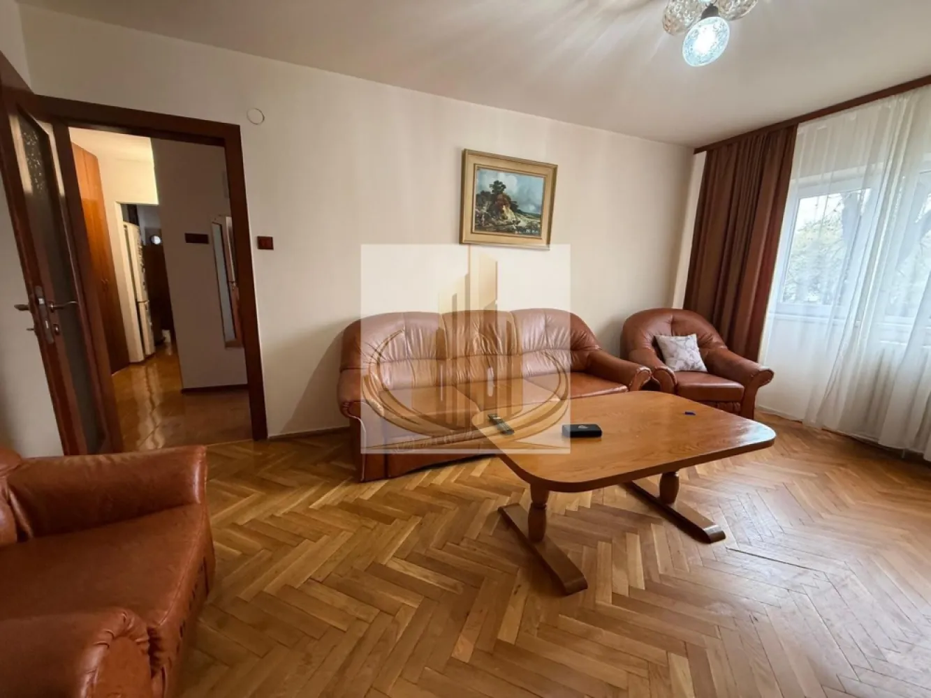 🏡 Apartament 3 Camere | Decomandat | 2 Băi | Parter | Zonă Excelentă - Grand Mobilis Imobiliare vă propune spre vânzare un apartament cu 3 camere, situat la parterul unui imobil cu 4 etaje, ce se evidențiază prin poziționarea excelentă și versatilitatea sa. 📍 Localizare premium: Proprietatea este amplasată într-o zonă liniștită, ferită de agitație, dar cu acces rapid către principalele artere ale orașului. În imediata apropiere regăsiți numeroase facilități esențiale: magazine, restaurante, farmacii, cafenele și alte puncte de interes. Un mare avantaj este proximitatea față de Iulius Town, aflat la doar 5 minute de mers pe jos. 📐 Date tehnice: Suprafață totală: 72 mp Etaj: Parter / 4 Compartimentare: decomandat 🏠 Compartimentare: 3 camere spațioase 2 băi Bucătărie extinsă Hol generos, cu acces către toate încăperile ✨ Avantaje: Compartimentare inteligentă, ideală atât pentru locuit, cât și pentru activități comerciale (birouri, cabinete, afterschool etc.) Poziționare excelentă la parter – acces facil Zonă liniștită, cu trafic redus și stradă aerisită Priveliște liberă, neobstrucționată de alte construcții Vecinătate stabilă și liniștită 💰 Oportunitate de investiție: Datorită poziției excelente și proximității față de puncte de interes majore, apartamentul se pretează foarte bine pentru investiție, având un potențial ridicat de închiriere și randament atractiv pe termen lung. 🔥 Confort & utilități: Apartamentul nu dispune în prezent de centrală proprie, însă beneficiază de costuri reduse datorită punctului termic situat în imediata apropiere. Pentru cei care își doresc centrală proprie, există posibilitatea montării acesteia, fiind deja trasă țeava de gaz în interiorul apartamentului. 🔧 Stare: Imobilul este complet funcțional și locuibil, însă poate fi renovat și amenajat după preferințele viitorului proprietar. 💛 De ce să alegi acest apartament? Pentru poziția excelentă, accesul rapid către oraș și potențialul ridicat – fie că îți dorești o locuință confortabilă, fie un spațiu pentru activități comerciale sau o investiție sigură. 📞 Pentru mai multe detalii sau programarea unei vizionări, echipa Grand Mobilis Imobiliare vă stă la dispoziție! ID Intern: CP3036041 }}