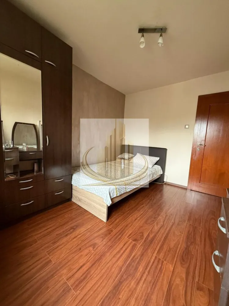 🏡 Apartament 3 Camere | Decomandat | 2 Băi | Parter | Zonă Excelentă - Grand Mobilis Imobiliare vă propune spre vânzare un apartament cu 3 camere, situat la parterul unui imobil cu 4 etaje, ce se evidențiază prin poziționarea excelentă și versatilitatea sa. 📍 Localizare premium: Proprietatea este amplasată într-o zonă liniștită, ferită de agitație, dar cu acces rapid către principalele artere ale orașului. În imediata apropiere regăsiți numeroase facilități esențiale: magazine, restaurante, farmacii, cafenele și alte puncte de interes. Un mare avantaj este proximitatea față de Iulius Town, aflat la doar 5 minute de mers pe jos. 📐 Date tehnice: Suprafață totală: 72 mp Etaj: Parter / 4 Compartimentare: decomandat 🏠 Compartimentare: 3 camere spațioase 2 băi Bucătărie extinsă Hol generos, cu acces către toate încăperile ✨ Avantaje: Compartimentare inteligentă, ideală atât pentru locuit, cât și pentru activități comerciale (birouri, cabinete, afterschool etc.) Poziționare excelentă la parter – acces facil Zonă liniștită, cu trafic redus și stradă aerisită Priveliște liberă, neobstrucționată de alte construcții Vecinătate stabilă și liniștită 💰 Oportunitate de investiție: Datorită poziției excelente și proximității față de puncte de interes majore, apartamentul se pretează foarte bine pentru investiție, având un potențial ridicat de închiriere și randament atractiv pe termen lung. 🔥 Confort & utilități: Apartamentul nu dispune în prezent de centrală proprie, însă beneficiază de costuri reduse datorită punctului termic situat în imediata apropiere. Pentru cei care își doresc centrală proprie, există posibilitatea montării acesteia, fiind deja trasă țeava de gaz în interiorul apartamentului. 🔧 Stare: Imobilul este complet funcțional și locuibil, însă poate fi renovat și amenajat după preferințele viitorului proprietar. 💛 De ce să alegi acest apartament? Pentru poziția excelentă, accesul rapid către oraș și potențialul ridicat – fie că îți dorești o locuință confortabilă, fie un spațiu pentru activități comerciale sau o investiție sigură. 📞 Pentru mai multe detalii sau programarea unei vizionări, echipa Grand Mobilis Imobiliare vă stă la dispoziție! ID Intern: CP3036041 }}
