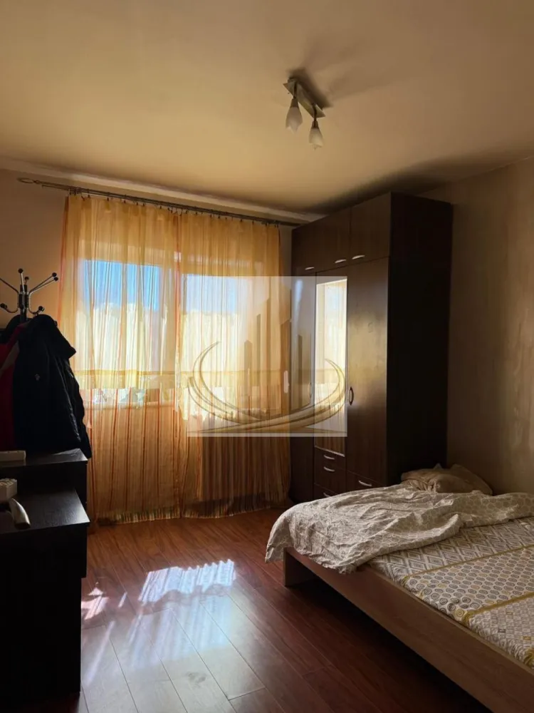 🏡 Apartament 3 Camere | Decomandat | 2 Băi | Parter | Zonă Excelentă - Grand Mobilis Imobiliare vă propune spre vânzare un apartament cu 3 camere, situat la parterul unui imobil cu 4 etaje, ce se evidențiază prin poziționarea excelentă și versatilitatea sa. 📍 Localizare premium: Proprietatea este amplasată într-o zonă liniștită, ferită de agitație, dar cu acces rapid către principalele artere ale orașului. În imediata apropiere regăsiți numeroase facilități esențiale: magazine, restaurante, farmacii, cafenele și alte puncte de interes. Un mare avantaj este proximitatea față de Iulius Town, aflat la doar 5 minute de mers pe jos. 📐 Date tehnice: Suprafață totală: 72 mp Etaj: Parter / 4 Compartimentare: decomandat 🏠 Compartimentare: 3 camere spațioase 2 băi Bucătărie extinsă Hol generos, cu acces către toate încăperile ✨ Avantaje: Compartimentare inteligentă, ideală atât pentru locuit, cât și pentru activități comerciale (birouri, cabinete, afterschool etc.) Poziționare excelentă la parter – acces facil Zonă liniștită, cu trafic redus și stradă aerisită Priveliște liberă, neobstrucționată de alte construcții Vecinătate stabilă și liniștită 💰 Oportunitate de investiție: Datorită poziției excelente și proximității față de puncte de interes majore, apartamentul se pretează foarte bine pentru investiție, având un potențial ridicat de închiriere și randament atractiv pe termen lung. 🔥 Confort & utilități: Apartamentul nu dispune în prezent de centrală proprie, însă beneficiază de costuri reduse datorită punctului termic situat în imediata apropiere. Pentru cei care își doresc centrală proprie, există posibilitatea montării acesteia, fiind deja trasă țeava de gaz în interiorul apartamentului. 🔧 Stare: Imobilul este complet funcțional și locuibil, însă poate fi renovat și amenajat după preferințele viitorului proprietar. 💛 De ce să alegi acest apartament? Pentru poziția excelentă, accesul rapid către oraș și potențialul ridicat – fie că îți dorești o locuință confortabilă, fie un spațiu pentru activități comerciale sau o investiție sigură. 📞 Pentru mai multe detalii sau programarea unei vizionări, echipa Grand Mobilis Imobiliare vă stă la dispoziție! ID Intern: CP3036041 }}