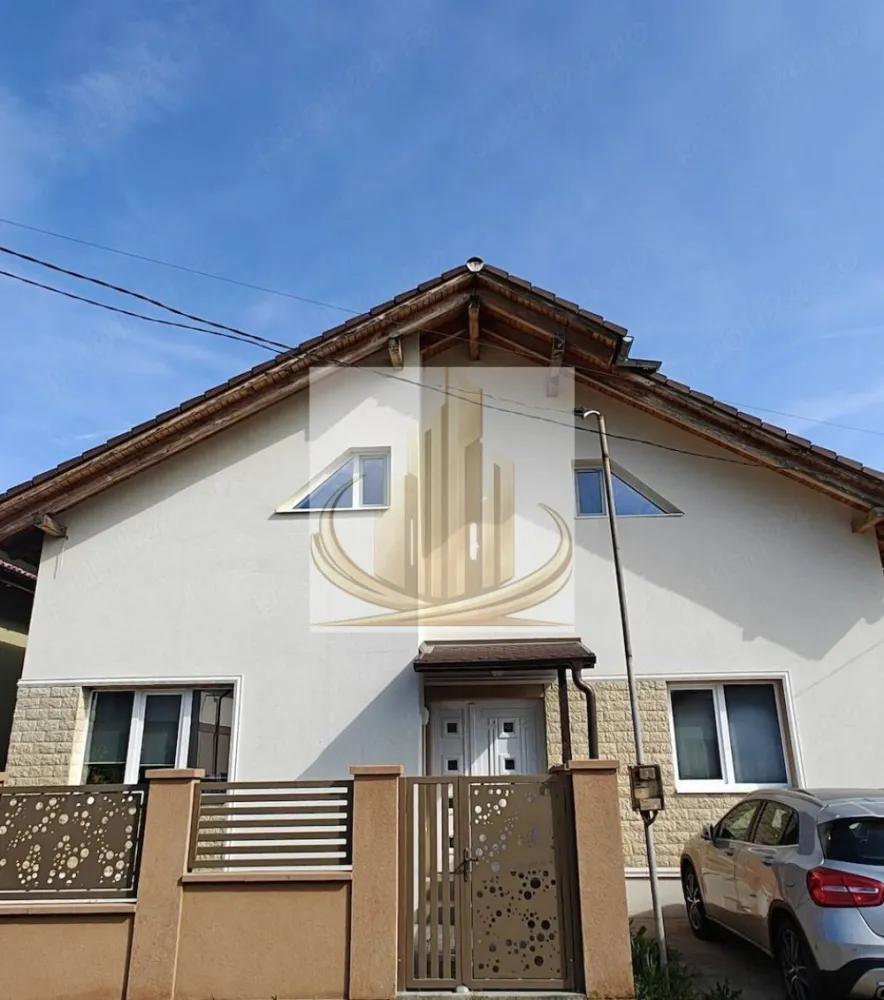 Grand Mobilis Imobiliare🏡 Casa premium Giroc, complet mobilata - Grand Mobilis Imobiliare vă propune spre vânzare o proprietate de excepție – casă individuală modernă, situată într-o zonă selectă din Giroc, la intrare, în proximitatea școlii noi. Această locuință impresionează prin eleganță, rafinament și spații generoase, fiind alegerea ideală pentru cei care își doresc un stil de viață confortabil, într-un ambient premium. Cu o suprafață utilă de 140 mp și amplasată pe un teren de 354 mp, proprietatea beneficiază de o compartimentare inteligentă și exclusivistă: Compartimentare: • 3 dormitoare luminoase, fiecare cu baie proprie – intimitate și confort maxim • Living spectaculos cu bucătărie open-space, ideal pentru relaxare și socializare • Dressing spațios • Birou elegant Exteriorul completează perfect această proprietate, oferind: • Terasă generoasă de 24 mp, perfectă pentru momente de relaxare • Magazie de depozitare (8 mp) • Curte proprie amenajată, spațiu verde intim Unul dintre marile avantaje ale acestei proprietăți este faptul că se vinde complet mobilată și utilată, cu piese de mobilier și electrocasnice achiziționate în 2023, alese cu atenție pentru a oferi confort și stil. Construită în 2018, casa se remarcă prin finisaje de calitate și design modern, fiind pregătită pentru mutare imediată, fără investiții suplimentare. Preț: 269.000 € (negociabil) Pentru mai multe detalii și programarea unei vizionări, vă stăm cu drag la dispoziție! }}