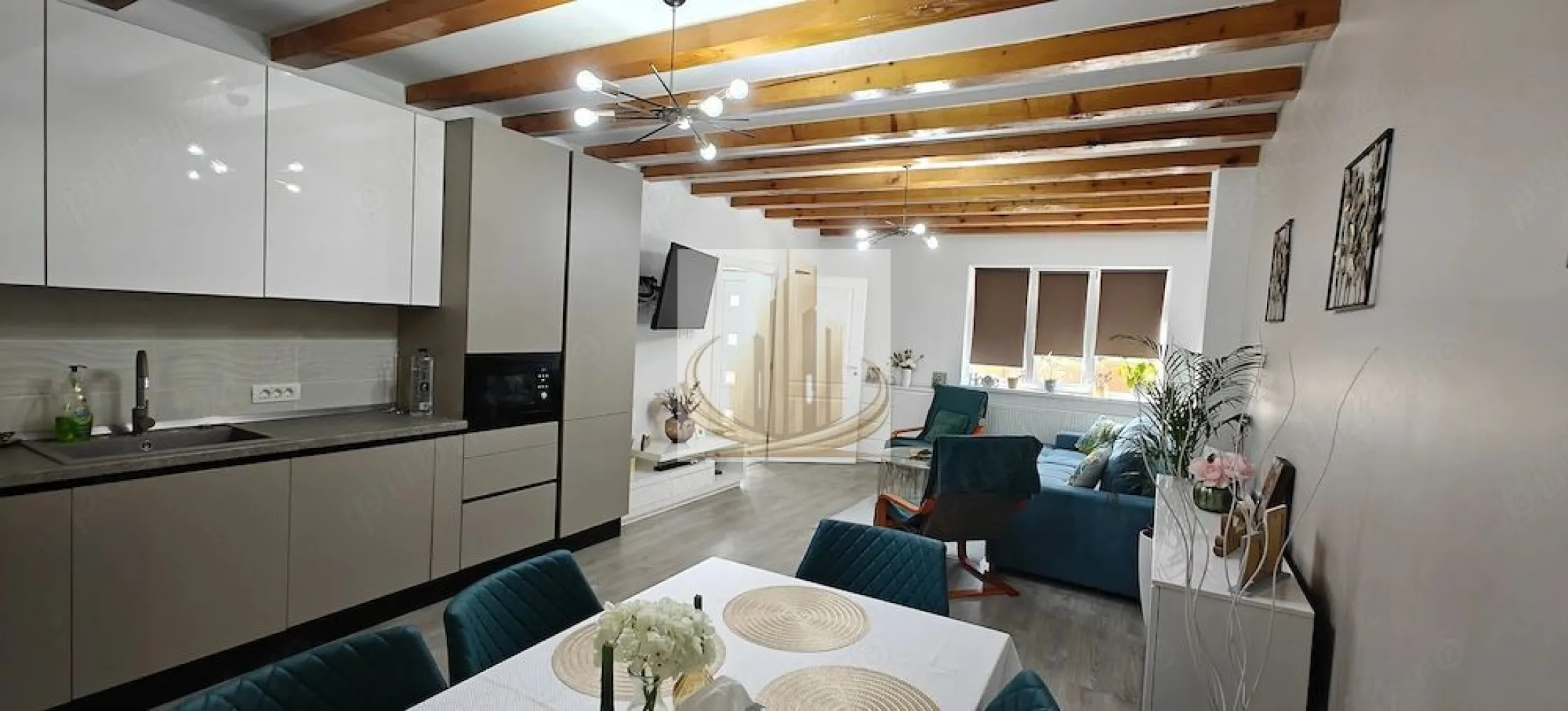 Grand Mobilis Imobiliare🏡 Casa premium Giroc, complet mobilata - Grand Mobilis Imobiliare vă propune spre vânzare o proprietate de excepție – casă individuală modernă, situată într-o zonă selectă din Giroc, la intrare, în proximitatea școlii noi. Această locuință impresionează prin eleganță, rafinament și spații generoase, fiind alegerea ideală pentru cei care își doresc un stil de viață confortabil, într-un ambient premium. Cu o suprafață utilă de 140 mp și amplasată pe un teren de 354 mp, proprietatea beneficiază de o compartimentare inteligentă și exclusivistă: Compartimentare: • 3 dormitoare luminoase, fiecare cu baie proprie – intimitate și confort maxim • Living spectaculos cu bucătărie open-space, ideal pentru relaxare și socializare • Dressing spațios • Birou elegant Exteriorul completează perfect această proprietate, oferind: • Terasă generoasă de 24 mp, perfectă pentru momente de relaxare • Magazie de depozitare (8 mp) • Curte proprie amenajată, spațiu verde intim Unul dintre marile avantaje ale acestei proprietăți este faptul că se vinde complet mobilată și utilată, cu piese de mobilier și electrocasnice achiziționate în 2023, alese cu atenție pentru a oferi confort și stil. Construită în 2018, casa se remarcă prin finisaje de calitate și design modern, fiind pregătită pentru mutare imediată, fără investiții suplimentare. Preț: 269.000 € (negociabil) Pentru mai multe detalii și programarea unei vizionări, vă stăm cu drag la dispoziție! }}