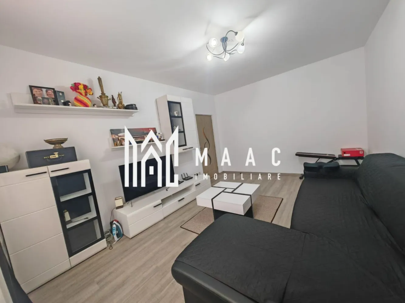 Apartament 2 Camere I Parcare I Balcon I Zona Arhitectilor - MAAC Imobiliare vă propune spre vânzare un apartament cu 2 camere, decomandat, ideal pentru locuit sau investiție, situat la parterul unui imobil bine întreținut. Locuința este compartimentată eficient și oferă confort sporit, având bucătărie închisă, perfectă pentru cei care preferă un spațiu separat pentru gătit, baie dotată cu cadă și un balcon închis, ce poate fi folosit ca spațiu suplimentar de depozitare sau relaxare. Apartamentul se vinde complet mobilat și utilat, fiind pregătit pentru mutare imediată, fără a necesita investiții suplimentare. În plus, proprietatea beneficiază de loc de parcare inclus, un avantaj important pentru confortul zilnic. Datorită poziționării la parter, accesul este facil, fiind potrivit atât pentru familii, cât și pentru persoane în vârstă sau pentru investiție în scop de închiriere. Pentru mai multe detalii sau pentru a programa o vizionare, vă rugăm să ne contactați. Specificați ID-ul CP3036034.