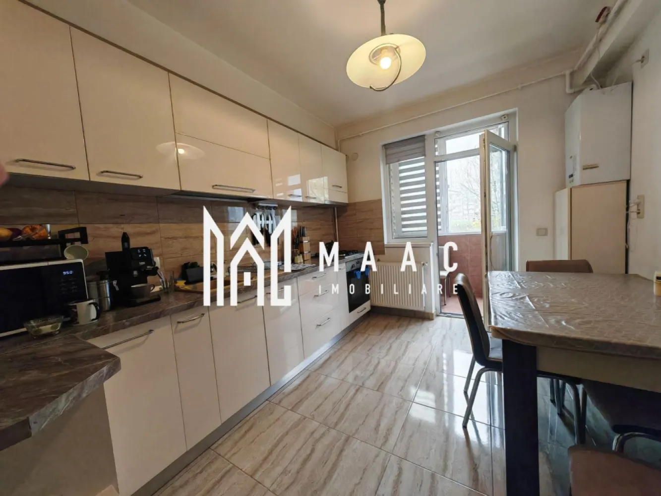 Apartament 2 Camere I Parcare I Balcon I Zona Arhitectilor - MAAC Imobiliare vă propune spre vânzare un apartament cu 2 camere, decomandat, ideal pentru locuit sau investiție, situat la parterul unui imobil bine întreținut. Locuința este compartimentată eficient și oferă confort sporit, având bucătărie închisă, perfectă pentru cei care preferă un spațiu separat pentru gătit, baie dotată cu cadă și un balcon închis, ce poate fi folosit ca spațiu suplimentar de depozitare sau relaxare. Apartamentul se vinde complet mobilat și utilat, fiind pregătit pentru mutare imediată, fără a necesita investiții suplimentare. În plus, proprietatea beneficiază de loc de parcare inclus, un avantaj important pentru confortul zilnic. Datorită poziționării la parter, accesul este facil, fiind potrivit atât pentru familii, cât și pentru persoane în vârstă sau pentru investiție în scop de închiriere. Pentru mai multe detalii sau pentru a programa o vizionare, vă rugăm să ne contactați. Specificați ID-ul CP3036034.