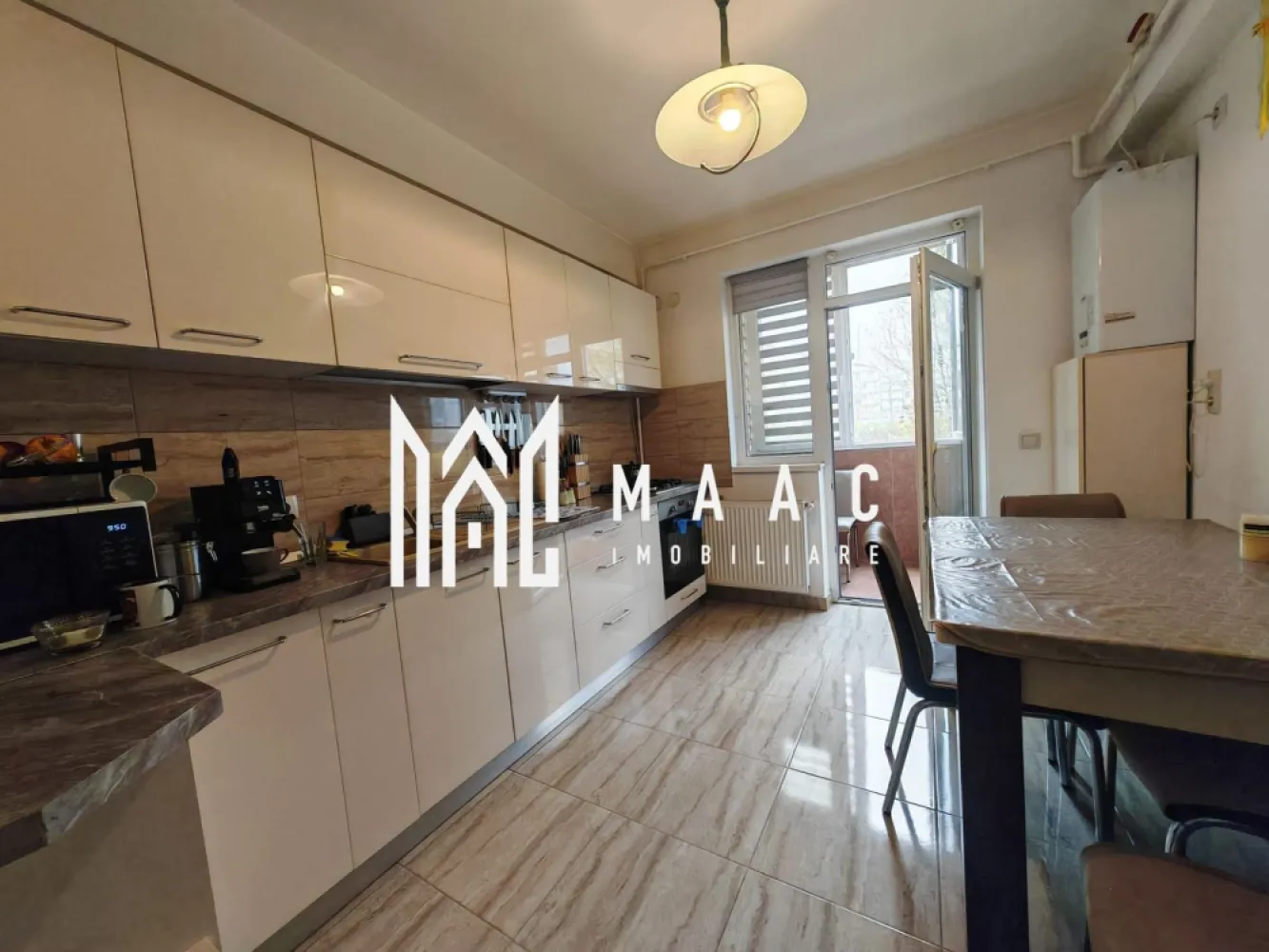Apartament 2 Camere I Parcare I Balcon I Zona Arhitectilor - MAAC Imobiliare vă propune spre vânzare un apartament cu 2 camere, decomandat, ideal pentru locuit sau investiție, situat la parterul unui imobil bine întreținut. Locuința este compartimentată eficient și oferă confort sporit, având bucătărie închisă, perfectă pentru cei care preferă un spațiu separat pentru gătit, baie dotată cu cadă și un balcon închis, ce poate fi folosit ca spațiu suplimentar de depozitare sau relaxare. Apartamentul se vinde complet mobilat și utilat, fiind pregătit pentru mutare imediată, fără a necesita investiții suplimentare. În plus, proprietatea beneficiază de loc de parcare inclus, un avantaj important pentru confortul zilnic. Datorită poziționării la parter, accesul este facil, fiind potrivit atât pentru familii, cât și pentru persoane în vârstă sau pentru investiție în scop de închiriere. Pentru mai multe detalii sau pentru a programa o vizionare, vă rugăm să ne contactați. Specificați ID-ul CP3036034.