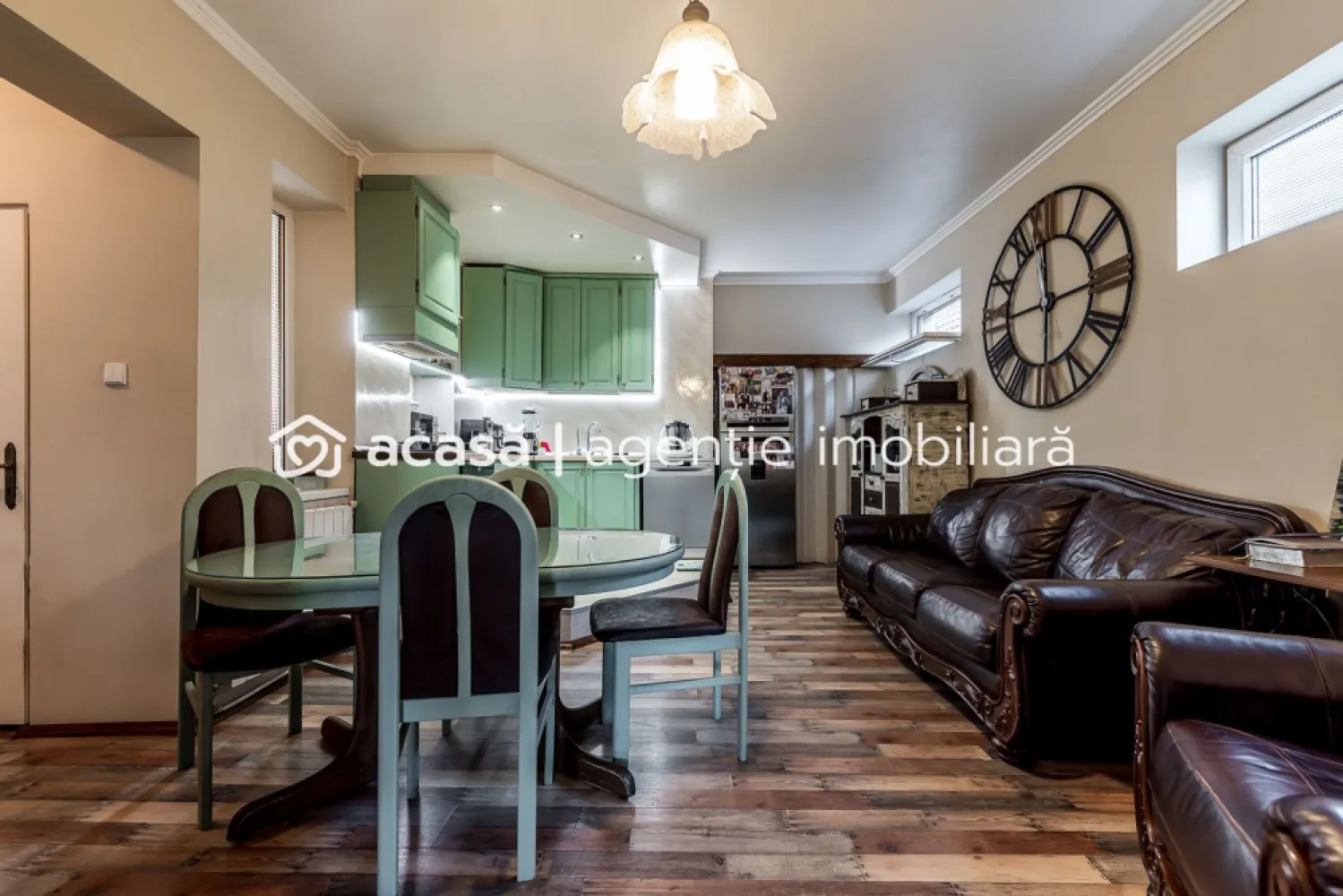 Casa solida din caramida - 8 camere - zona Sega, UTA - COMISION 0 - Vă propunem spre vânzare o proprietate deosebită, construită solid din cărămidă, cu fundație din beton și subzidire, situată pe strada Constantin Brâncoveanu, în zona Sega – UTA. Casa beneficiază de acoperiș recent schimbat și este echipată cu panouri fotovoltaice de 6 kW, oferind eficiență energetică și costuri reduse de întreținere. Proprietatea este generoasă și versatilă, având: - 8 camere spațioase - 2 bucătării complet funcționale - 4 băi Suprafața utilă este de 250 mp (parter + mansardă), la care se adaugă un subsol de 45 mp. Imobilul este ideal pentru o familie numeroasă, dar datorită compartimentării se poate transforma cu ușurință în 4 apartamente separate, fiind o oportunitate excelentă pentru investiție. Terenul aferent are o suprafață de 342 mp și dispune de: - acces auto - poartă automatizată cu telecomandă - acces în garaj din spatele casei Confortul termic este asigurat de 2 centrale termice pe gaz. Casa se vinde în mare parte mobilată și utilată, fiind pregătită pentru mutare imediată. Pentru mai multe detalii sau pentru programarea unei vizionări: 📞 0755 274 519 - Daniel Hord – Consultant imobiliar Nu dispui de toată suma? Te ajutăm noi gratuit! Îți obținem oferte de la 16 bănci Ai o proprietate de vânzare în Arad și vrei să știi cât valorează cu adevărat? Sună-mă pentru o evaluare GRATUITĂ! Birou: ACASĂ | Agenție imobiliară Arad Adresă: Bulevardul Decebal 2, Arad 310133 }}