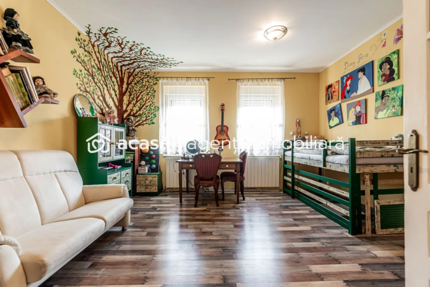 Casa solida din caramida - 8 camere - zona Sega, UTA - COMISION 0 - Vă propunem spre vânzare o proprietate deosebită, construită solid din cărămidă, cu fundație din beton și subzidire, situată pe strada Constantin Brâncoveanu, în zona Sega – UTA. Casa beneficiază de acoperiș recent schimbat și este echipată cu panouri fotovoltaice de 6 kW, oferind eficiență energetică și costuri reduse de întreținere. Proprietatea este generoasă și versatilă, având: - 8 camere spațioase - 2 bucătării complet funcționale - 4 băi Suprafața utilă este de 250 mp (parter + mansardă), la care se adaugă un subsol de 45 mp. Imobilul este ideal pentru o familie numeroasă, dar datorită compartimentării se poate transforma cu ușurință în 4 apartamente separate, fiind o oportunitate excelentă pentru investiție. Terenul aferent are o suprafață de 342 mp și dispune de: - acces auto - poartă automatizată cu telecomandă - acces în garaj din spatele casei Confortul termic este asigurat de 2 centrale termice pe gaz. Casa se vinde în mare parte mobilată și utilată, fiind pregătită pentru mutare imediată. Pentru mai multe detalii sau pentru programarea unei vizionări: 📞 0755 274 519 - Daniel Hord – Consultant imobiliar Nu dispui de toată suma? Te ajutăm noi gratuit! Îți obținem oferte de la 16 bănci Ai o proprietate de vânzare în Arad și vrei să știi cât valorează cu adevărat? Sună-mă pentru o evaluare GRATUITĂ! Birou: ACASĂ | Agenție imobiliară Arad Adresă: Bulevardul Decebal 2, Arad 310133 }}