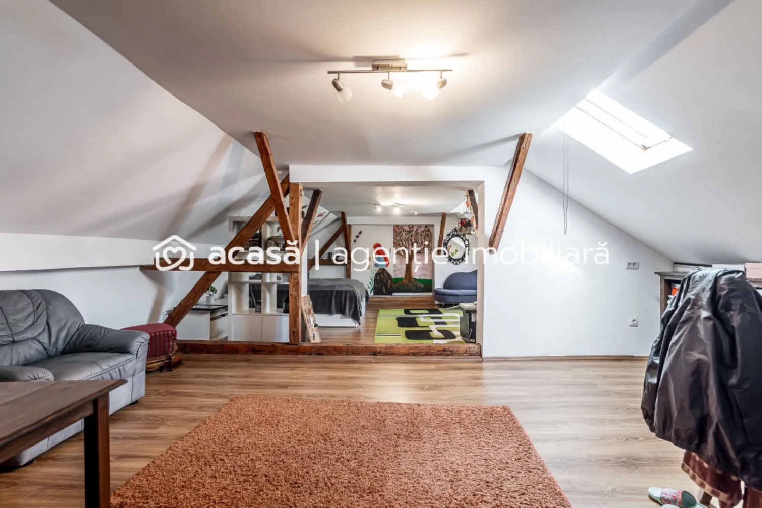 Casa solida din caramida - 8 camere - zona Sega, UTA - COMISION 0 - Vă propunem spre vânzare o proprietate deosebită, construită solid din cărămidă, cu fundație din beton și subzidire, situată pe strada Constantin Brâncoveanu, în zona Sega – UTA. Casa beneficiază de acoperiș recent schimbat și este echipată cu panouri fotovoltaice de 6 kW, oferind eficiență energetică și costuri reduse de întreținere. Proprietatea este generoasă și versatilă, având: - 8 camere spațioase - 2 bucătării complet funcționale - 4 băi Suprafața utilă este de 250 mp (parter + mansardă), la care se adaugă un subsol de 45 mp. Imobilul este ideal pentru o familie numeroasă, dar datorită compartimentării se poate transforma cu ușurință în 4 apartamente separate, fiind o oportunitate excelentă pentru investiție. Terenul aferent are o suprafață de 342 mp și dispune de: - acces auto - poartă automatizată cu telecomandă - acces în garaj din spatele casei Confortul termic este asigurat de 2 centrale termice pe gaz. Casa se vinde în mare parte mobilată și utilată, fiind pregătită pentru mutare imediată. Pentru mai multe detalii sau pentru programarea unei vizionări: 📞 0755 274 519 - Daniel Hord – Consultant imobiliar Nu dispui de toată suma? Te ajutăm noi gratuit! Îți obținem oferte de la 16 bănci Ai o proprietate de vânzare în Arad și vrei să știi cât valorează cu adevărat? Sună-mă pentru o evaluare GRATUITĂ! Birou: ACASĂ | Agenție imobiliară Arad Adresă: Bulevardul Decebal 2, Arad 310133 }}