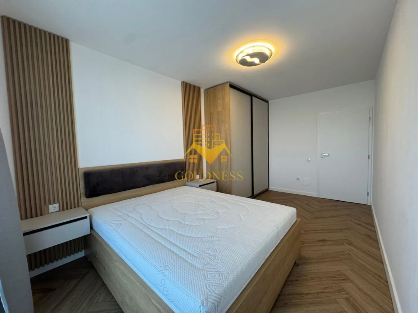 2 camere open space, Parcare,Premium, UMF, UTCN, Revo, Andrei Muresanu - GOLDNESS Imobiliare vă propune spre închiriere un apartament cu 2 camere open space, complet mobilat și utilat, la etajul 2 într-un imobil de 4 etaje, în Cartierul Andrei Muresanu. Dispune de loc de parcare subteran! Se află în apropierea stațiilor de transport în comun, magazine, restaurante, spații verzi, farmacii, etc. Apartamentul este compartimentat astfel: - dormitor cu pat matrimonial, dressing, noptiere - living cu bucatarie open space complet utilată și mobilată, canapea extensibilă, loc de servit masa - baie cu dus walk-in, dulap pentru depozitare, masina de spalat si de uscat haine - balcon de 3 mp. Imobilul este dotat cu toate cele necesare- centrală proprie, frigider, aragaz, hotă, mașină de spălat haine, AC in fiecare camera, etc. Dacă sunteți interesați de acest apartament și doriți să îl vizionați, dar și pentru alte oferte nu ezitați să ne contactați telefonic sau prin e-mail. Vă stăm la dispoziție! Pentru intermediere se percepe un comision de 50% din prețul chiriei! }}