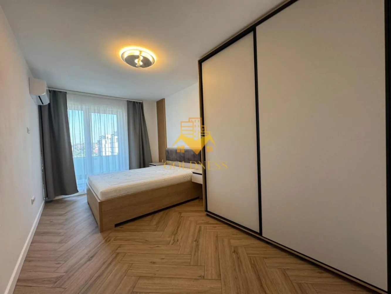 2 camere open space, Parcare,Premium, UMF, UTCN, Revo, Andrei Muresanu - GOLDNESS Imobiliare vă propune spre închiriere un apartament cu 2 camere open space, complet mobilat și utilat, la etajul 2 într-un imobil de 4 etaje, în Cartierul Andrei Muresanu. Dispune de loc de parcare subteran! Se află în apropierea stațiilor de transport în comun, magazine, restaurante, spații verzi, farmacii, etc. Apartamentul este compartimentat astfel: - dormitor cu pat matrimonial, dressing, noptiere - living cu bucatarie open space complet utilată și mobilată, canapea extensibilă, loc de servit masa - baie cu dus walk-in, dulap pentru depozitare, masina de spalat si de uscat haine - balcon de 3 mp. Imobilul este dotat cu toate cele necesare- centrală proprie, frigider, aragaz, hotă, mașină de spălat haine, AC in fiecare camera, etc. Dacă sunteți interesați de acest apartament și doriți să îl vizionați, dar și pentru alte oferte nu ezitați să ne contactați telefonic sau prin e-mail. Vă stăm la dispoziție! Pentru intermediere se percepe un comision de 50% din prețul chiriei! }}