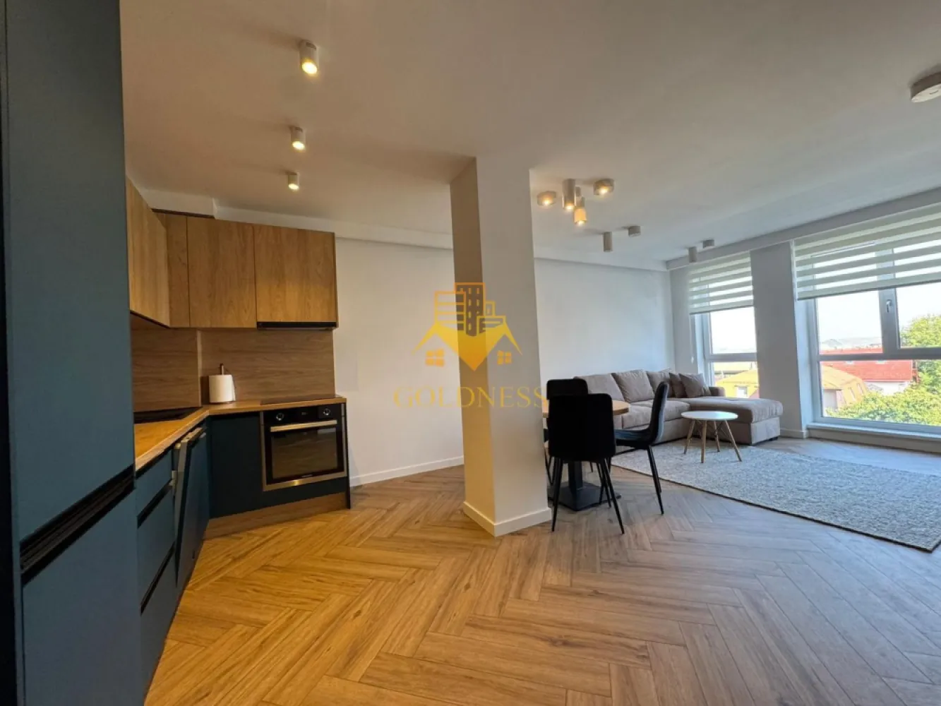 2 camere open space, Parcare,Premium, UMF, UTCN, Revo, Andrei Muresanu - GOLDNESS Imobiliare vă propune spre închiriere un apartament cu 2 camere open space, complet mobilat și utilat, la etajul 2 într-un imobil de 4 etaje, în Cartierul Andrei Muresanu. Dispune de loc de parcare subteran! Se află în apropierea stațiilor de transport în comun, magazine, restaurante, spații verzi, farmacii, etc. Apartamentul este compartimentat astfel: - dormitor cu pat matrimonial, dressing, noptiere - living cu bucatarie open space complet utilată și mobilată, canapea extensibilă, loc de servit masa - baie cu dus walk-in, dulap pentru depozitare, masina de spalat si de uscat haine - balcon de 3 mp. Imobilul este dotat cu toate cele necesare- centrală proprie, frigider, aragaz, hotă, mașină de spălat haine, AC in fiecare camera, etc. Dacă sunteți interesați de acest apartament și doriți să îl vizionați, dar și pentru alte oferte nu ezitați să ne contactați telefonic sau prin e-mail. Vă stăm la dispoziție! Pentru intermediere se percepe un comision de 50% din prețul chiriei! }}