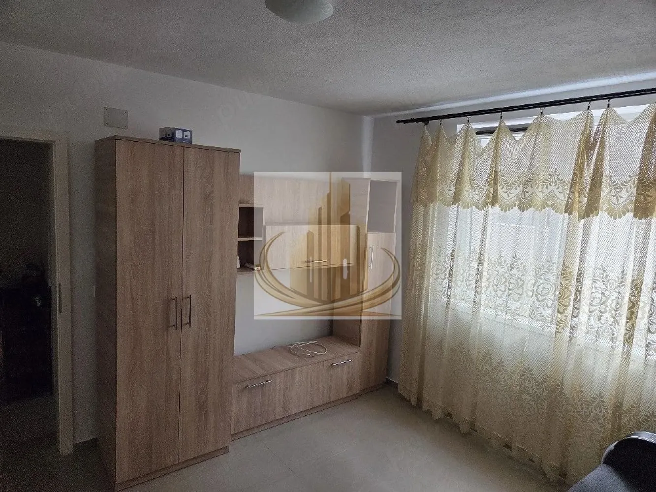 Grand Mobilis-Garsoniera moderna, Giroc, mutare imediată - Grand Mobilis Imobiliare vă propune spre închiriere un apartament cu o camera în Giroc, pe strada Trandafirilor. Locuința este amplasată la etajul 1 și dispune de o suprafață utilă de 33 mp, fiind ideală pentru o persoană sau un cuplu care își dorește confort și acces facil către oraș. Garsoniera este complet mobilată și utilată, oferind toate facilitățile necesare pentru un trai confortabil: • Cameră luminoasă • Bucătărie închisă • Baie • Hol • Balcon închis Dotări: • Aer condiționat • Electrocasnice și mobilier funcțional Proprietatea este disponibilă imediat, fiind pregătită pentru mutare fără investiții suplimentare. Avantaje: • Zonă liniștită și accesibilă • Compartimentare practică • Ideală pentru locuire rapidă Pentru mai multe detalii și programarea unei vizionări, vă stăm cu drag la dispoziție! ID intern CP3036161 }}