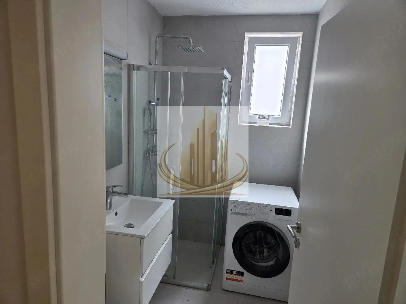 Grand Mobilis-Garsoniera moderna, Giroc, mutare imediată - Grand Mobilis Imobiliare vă propune spre închiriere un apartament cu o camera în Giroc, pe strada Trandafirilor. Locuința este amplasată la etajul 1 și dispune de o suprafață utilă de 33 mp, fiind ideală pentru o persoană sau un cuplu care își dorește confort și acces facil către oraș. Garsoniera este complet mobilată și utilată, oferind toate facilitățile necesare pentru un trai confortabil: • Cameră luminoasă • Bucătărie închisă • Baie • Hol • Balcon închis Dotări: • Aer condiționat • Electrocasnice și mobilier funcțional Proprietatea este disponibilă imediat, fiind pregătită pentru mutare fără investiții suplimentare. Avantaje: • Zonă liniștită și accesibilă • Compartimentare practică • Ideală pentru locuire rapidă Pentru mai multe detalii și programarea unei vizionări, vă stăm cu drag la dispoziție! ID intern CP3036161 }}