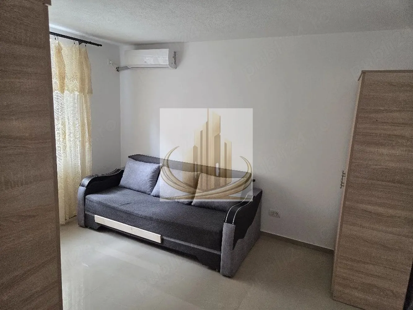 Grand Mobilis-Garsoniera moderna, Giroc, mutare imediată - Grand Mobilis Imobiliare vă propune spre închiriere un apartament cu o camera în Giroc, pe strada Trandafirilor. Locuința este amplasată la etajul 1 și dispune de o suprafață utilă de 33 mp, fiind ideală pentru o persoană sau un cuplu care își dorește confort și acces facil către oraș. Garsoniera este complet mobilată și utilată, oferind toate facilitățile necesare pentru un trai confortabil: • Cameră luminoasă • Bucătărie închisă • Baie • Hol • Balcon închis Dotări: • Aer condiționat • Electrocasnice și mobilier funcțional Proprietatea este disponibilă imediat, fiind pregătită pentru mutare fără investiții suplimentare. Avantaje: • Zonă liniștită și accesibilă • Compartimentare practică • Ideală pentru locuire rapidă Pentru mai multe detalii și programarea unei vizionări, vă stăm cu drag la dispoziție! ID intern CP3036161 }}