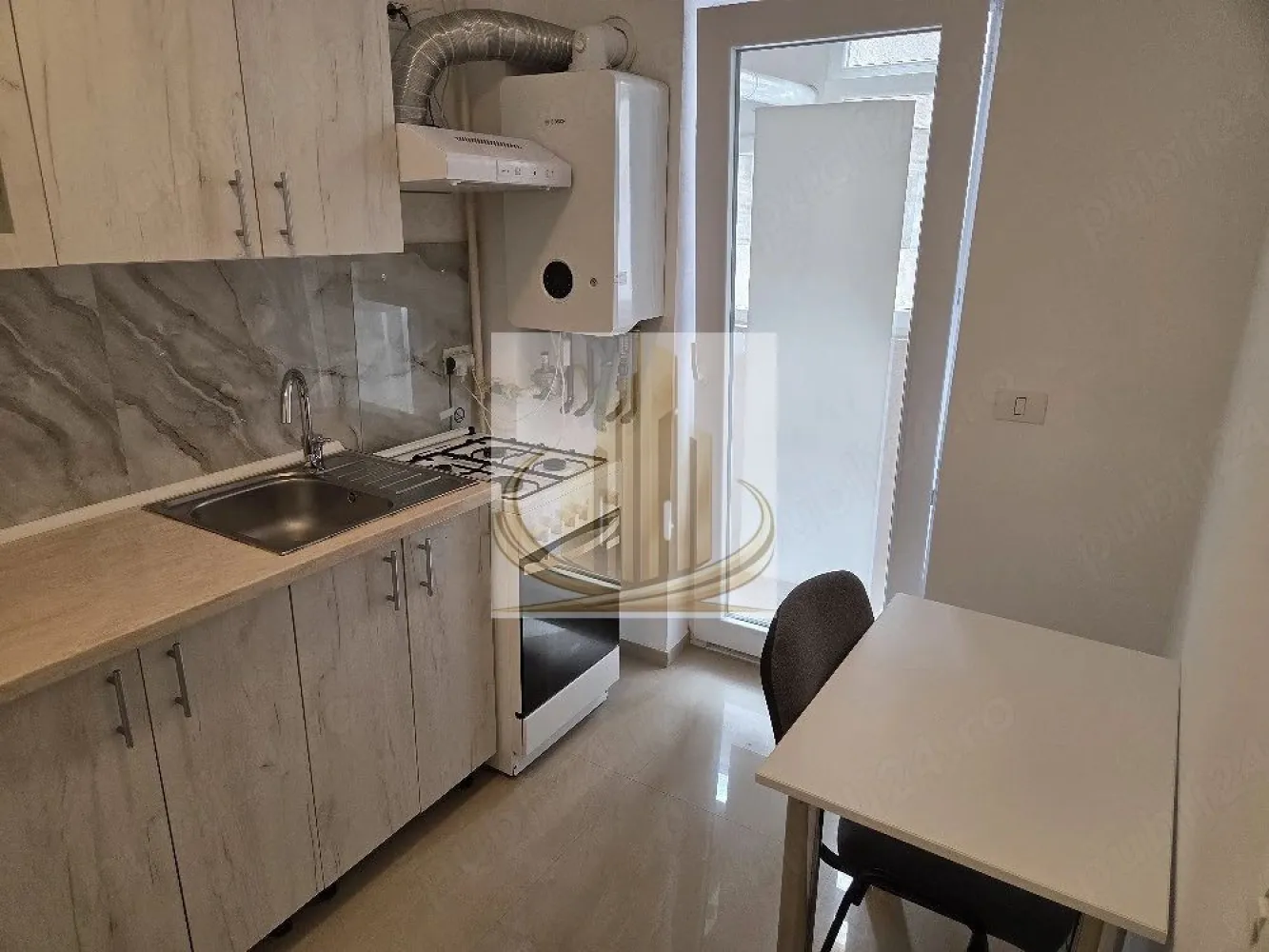 Grand Mobilis-Garsoniera moderna, Giroc, mutare imediată - Grand Mobilis Imobiliare vă propune spre închiriere un apartament cu o camera în Giroc, pe strada Trandafirilor. Locuința este amplasată la etajul 1 și dispune de o suprafață utilă de 33 mp, fiind ideală pentru o persoană sau un cuplu care își dorește confort și acces facil către oraș. Garsoniera este complet mobilată și utilată, oferind toate facilitățile necesare pentru un trai confortabil: • Cameră luminoasă • Bucătărie închisă • Baie • Hol • Balcon închis Dotări: • Aer condiționat • Electrocasnice și mobilier funcțional Proprietatea este disponibilă imediat, fiind pregătită pentru mutare fără investiții suplimentare. Avantaje: • Zonă liniștită și accesibilă • Compartimentare practică • Ideală pentru locuire rapidă Pentru mai multe detalii și programarea unei vizionări, vă stăm cu drag la dispoziție! ID intern CP3036161 }}