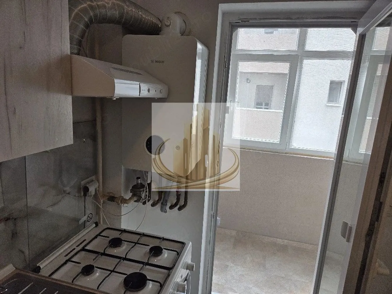 Grand Mobilis-Garsoniera moderna, Giroc, mutare imediată - Grand Mobilis Imobiliare vă propune spre închiriere un apartament cu o camera în Giroc, pe strada Trandafirilor. Locuința este amplasată la etajul 1 și dispune de o suprafață utilă de 33 mp, fiind ideală pentru o persoană sau un cuplu care își dorește confort și acces facil către oraș. Garsoniera este complet mobilată și utilată, oferind toate facilitățile necesare pentru un trai confortabil: • Cameră luminoasă • Bucătărie închisă • Baie • Hol • Balcon închis Dotări: • Aer condiționat • Electrocasnice și mobilier funcțional Proprietatea este disponibilă imediat, fiind pregătită pentru mutare fără investiții suplimentare. Avantaje: • Zonă liniștită și accesibilă • Compartimentare practică • Ideală pentru locuire rapidă Pentru mai multe detalii și programarea unei vizionări, vă stăm cu drag la dispoziție! ID intern CP3036161 }}