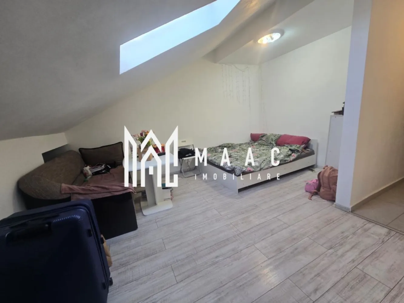 Apartament cu o camera Turnisor Neppendorf - MAAC Imobiliare vă propune spre vânzare apartament cu o camera în Turnișor, zona Neppendorf (în spate Lukoil), ideal atât pentru investiție, cât și pentru locuit, fiind deja închiriate și generând un venit lunar de 270 euro. Garsoniera are o suprafață utilă de 36.6mp și este compartimentată eficient, oferind confort și funcționalitate pentru locuire. Compartimentare pentru fiecare unitate: -hol la intrare -bucătărie separată -baie cu geam de aerisire -dormitor Garsoniera se vinde complet mobilata și utilata, cu predare de chiriași, fiind o oportunitate excelentă pentru investitori care doresc un randament imediat. Pentru mai multe detalii, vă rugăm să menționați CP3036056 la telefon. }}