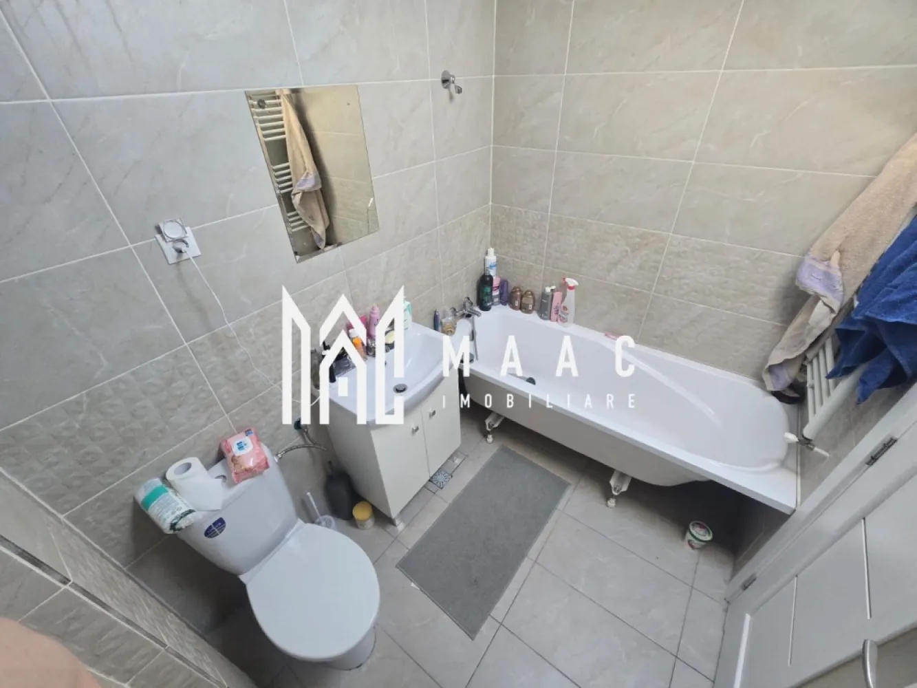 Apartament cu o camera Turnisor Neppendorf - MAAC Imobiliare vă propune spre vânzare apartament cu o camera în Turnișor, zona Neppendorf (în spate Lukoil), ideal atât pentru investiție, cât și pentru locuit, fiind deja închiriate și generând un venit lunar de 270 euro. Garsoniera are o suprafață utilă de 36.6mp și este compartimentată eficient, oferind confort și funcționalitate pentru locuire. Compartimentare pentru fiecare unitate: -hol la intrare -bucătărie separată -baie cu geam de aerisire -dormitor Garsoniera se vinde complet mobilata și utilata, cu predare de chiriași, fiind o oportunitate excelentă pentru investitori care doresc un randament imediat. Pentru mai multe detalii, vă rugăm să menționați CP3036056 la telefon. }}