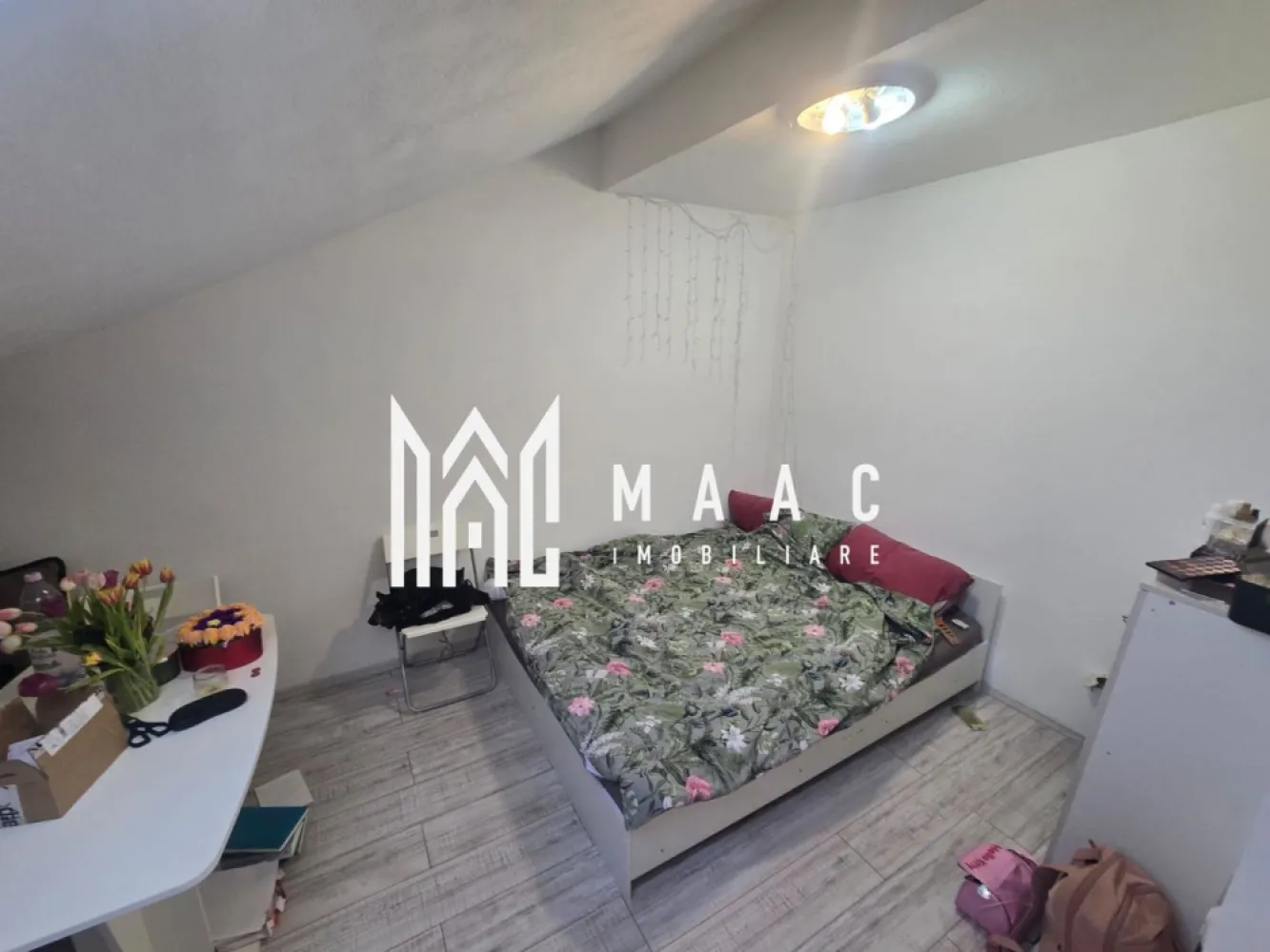 Apartament cu o camera Turnisor Neppendorf - MAAC Imobiliare vă propune spre vânzare apartament cu o camera în Turnișor, zona Neppendorf (în spate Lukoil), ideal atât pentru investiție, cât și pentru locuit, fiind deja închiriate și generând un venit lunar de 270 euro. Garsoniera are o suprafață utilă de 36.6mp și este compartimentată eficient, oferind confort și funcționalitate pentru locuire. Compartimentare pentru fiecare unitate: -hol la intrare -bucătărie separată -baie cu geam de aerisire -dormitor Garsoniera se vinde complet mobilata și utilata, cu predare de chiriași, fiind o oportunitate excelentă pentru investitori care doresc un randament imediat. Pentru mai multe detalii, vă rugăm să menționați CP3036056 la telefon. }}