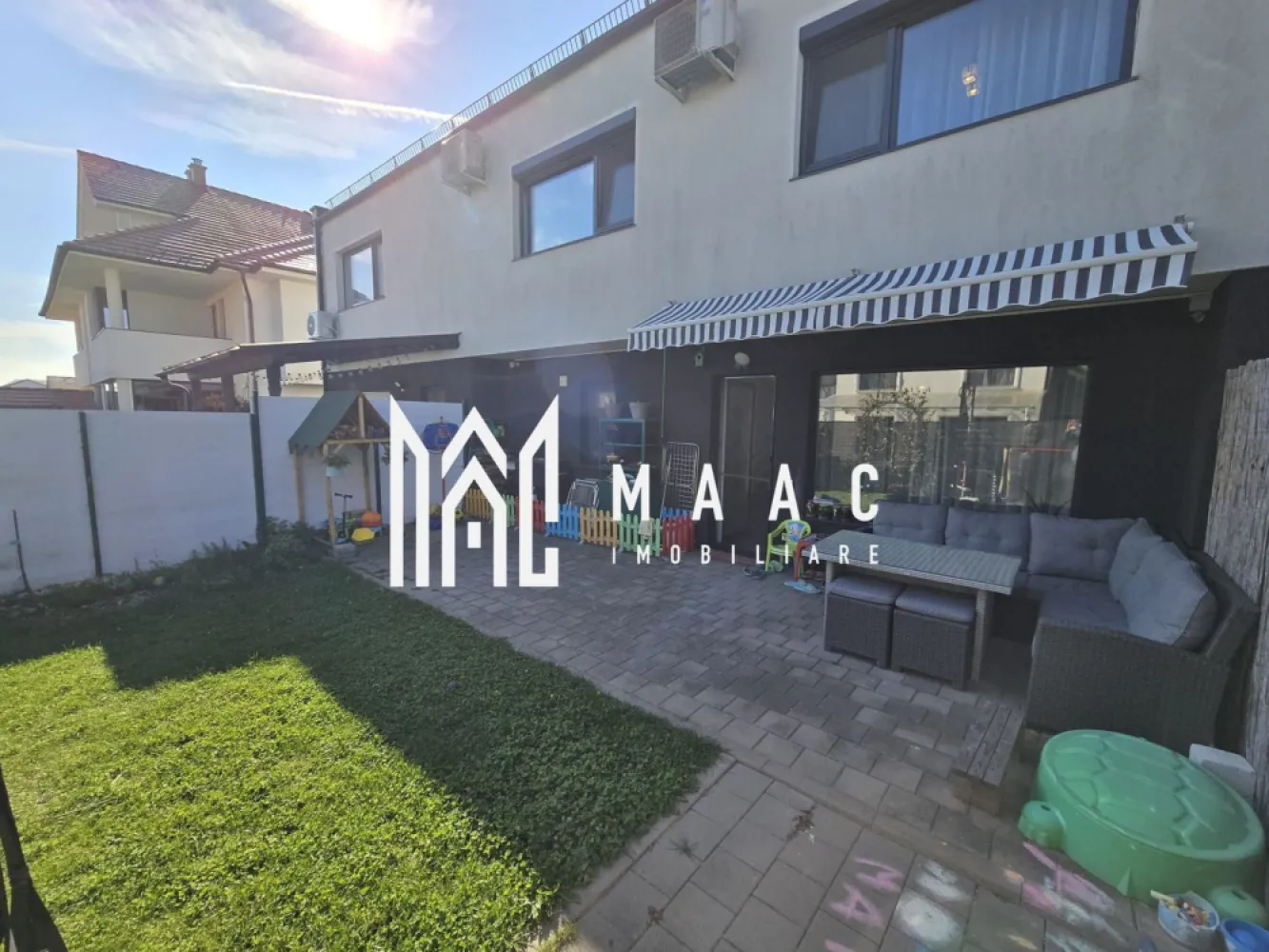 Casa moderna 4 camere mobilat utilata Selimbar - Agentia Maac imobiliare va propune spre vanzare o casa modern compartimentata si utilata situata in Selimbar zona rezidentiala de case. Casa de vanzare este de tip triplex situata la mijloc : - suprafata utila 160 mp ( P+1+ M ) - Certificat energetic Clasa A - 2 locuri de parcare in fata - curte si gradina in spate 60 mp Compartimentarea casei este una moderna si decomandata : - parterul este compus din : bucatarie, living + zona de luat masa , camera tehnica , baie serviciu si spatii pentru depozitare - etajul este dispune de dormitor matrimonial cu baie proprie , dormitor cu dulap si spatiu pentru depozitare, birou (dormitor mic), si baie. - Mansarda este de tip open-space si este locuibila si dispune de spatii pentru depozitare Casa se vinde mobilata si utilata iar pentru mai multe detalii specificati CP3036128 la telefon . }}