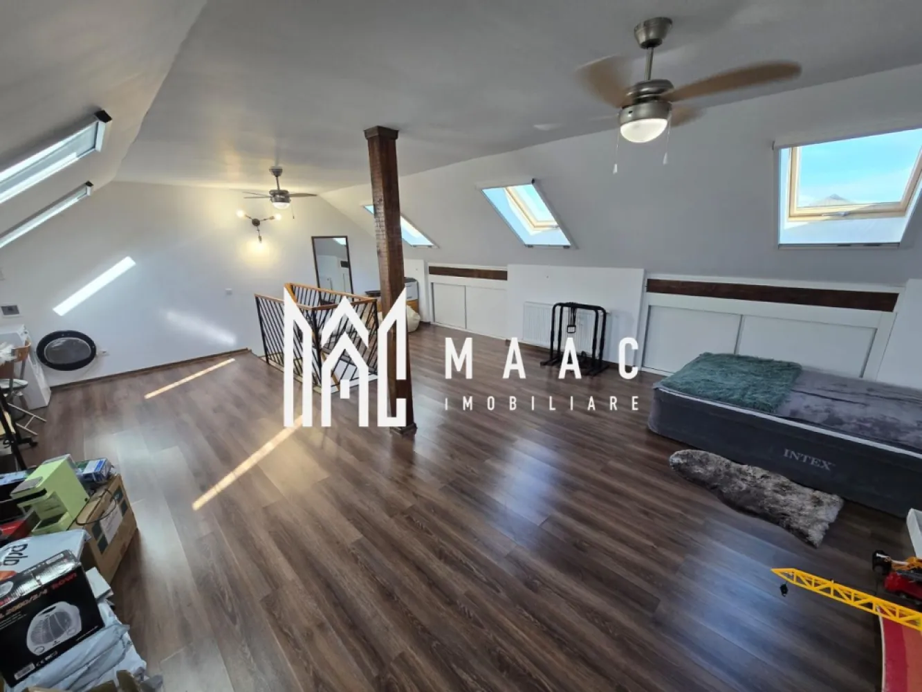 Casa moderna 4 camere mobilat utilata Selimbar - Agentia Maac imobiliare va propune spre vanzare o casa modern compartimentata si utilata situata in Selimbar zona rezidentiala de case. Casa de vanzare este de tip triplex situata la mijloc : - suprafata utila 160 mp ( P+1+ M ) - Certificat energetic Clasa A - 2 locuri de parcare in fata - curte si gradina in spate 60 mp Compartimentarea casei este una moderna si decomandata : - parterul este compus din : bucatarie, living + zona de luat masa , camera tehnica , baie serviciu si spatii pentru depozitare - etajul este dispune de dormitor matrimonial cu baie proprie , dormitor cu dulap si spatiu pentru depozitare, birou (dormitor mic), si baie. - Mansarda este de tip open-space si este locuibila si dispune de spatii pentru depozitare Casa se vinde mobilata si utilata iar pentru mai multe detalii specificati CP3036128 la telefon . }}