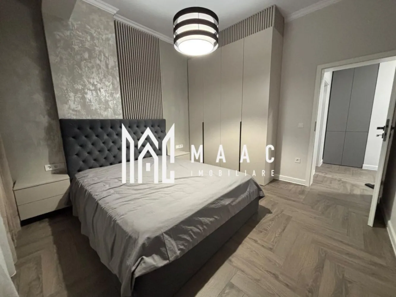 Apartament 3 camere | Balcon 9 MP | Parcare | Hipodrom III - MAAC Imobiliare va propune spre vanzare un apartament modern cu 3 camere, situat în cartierul Hipodrom III din Sibiu, una dintre cele mai apreciate zone rezidențiale ale orașului. Locuința are o suprafață utilă de 60 mp, la care se adaugă un balcon generos de 9 mp, ideal pentru relaxare, și beneficiază de loc de parcare inclus în preț. Compartimentarea este decomandată, oferind un plus de intimitate și confort, fiind ideală atât pentru o familie, cât și pentru investiție. Apartamentul este bine organizat, cu living primitor, două dormitoare, baie, bucătărie separată și spații de depozitare eficiente. Finisajele sunt de calitate, atent alese pentru un ambient plăcut și elegant: pardoseală din lemn în dormitoare, iar în baie gresie modernă și practică. Bucătăria este luminoasă, completată de electrocasnice moderne, pregătită pentru a răspunde celor mai exigente nevoi. Un mare avantaj al proprietății este faptul că apartamentul nu a fost locuit și nici închiriat, fiind într-o stare excelentă, gata să devină „acasă” pentru noii proprietari. Amplasarea este excelentă, cu acces rapid către centre comerciale, cafenele și restaurante, oferind tot confortul urban de zi cu zi. În apropiere se află grădinițe și școli, ceea ce îl face perfect pentru familii cu copii. Pentru momentele de relaxare, Pădurea Dumbrava și parcurile din zonă oferă multiple spații verzi și aer curat. De asemenea, zona este foarte bine conectată la oraș, cu stații de autobuz în imediata apropiere, facilitând accesul rapid către orice punct de interes. Dacă îți dorești un apartament nou, bine poziționat și pregătit pentru mutare imediată, această proprietate merită văzută! Pentru mai multe detalii și programarea unei vizionări, vă rugăm să ne contactați telefonic și să menționați CP3035960. }}