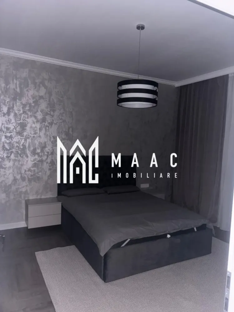 Apartament 3 camere | Balcon 9 MP | Parcare | Hipodrom III - MAAC Imobiliare va propune spre vanzare un apartament modern cu 3 camere, situat în cartierul Hipodrom III din Sibiu, una dintre cele mai apreciate zone rezidențiale ale orașului. Locuința are o suprafață utilă de 60 mp, la care se adaugă un balcon generos de 9 mp, ideal pentru relaxare, și beneficiază de loc de parcare inclus în preț. Compartimentarea este decomandată, oferind un plus de intimitate și confort, fiind ideală atât pentru o familie, cât și pentru investiție. Apartamentul este bine organizat, cu living primitor, două dormitoare, baie, bucătărie separată și spații de depozitare eficiente. Finisajele sunt de calitate, atent alese pentru un ambient plăcut și elegant: pardoseală din lemn în dormitoare, iar în baie gresie modernă și practică. Bucătăria este luminoasă, completată de electrocasnice moderne, pregătită pentru a răspunde celor mai exigente nevoi. Un mare avantaj al proprietății este faptul că apartamentul nu a fost locuit și nici închiriat, fiind într-o stare excelentă, gata să devină „acasă” pentru noii proprietari. Amplasarea este excelentă, cu acces rapid către centre comerciale, cafenele și restaurante, oferind tot confortul urban de zi cu zi. În apropiere se află grădinițe și școli, ceea ce îl face perfect pentru familii cu copii. Pentru momentele de relaxare, Pădurea Dumbrava și parcurile din zonă oferă multiple spații verzi și aer curat. De asemenea, zona este foarte bine conectată la oraș, cu stații de autobuz în imediata apropiere, facilitând accesul rapid către orice punct de interes. Dacă îți dorești un apartament nou, bine poziționat și pregătit pentru mutare imediată, această proprietate merită văzută! Pentru mai multe detalii și programarea unei vizionări, vă rugăm să ne contactați telefonic și să menționați CP3035960. }}