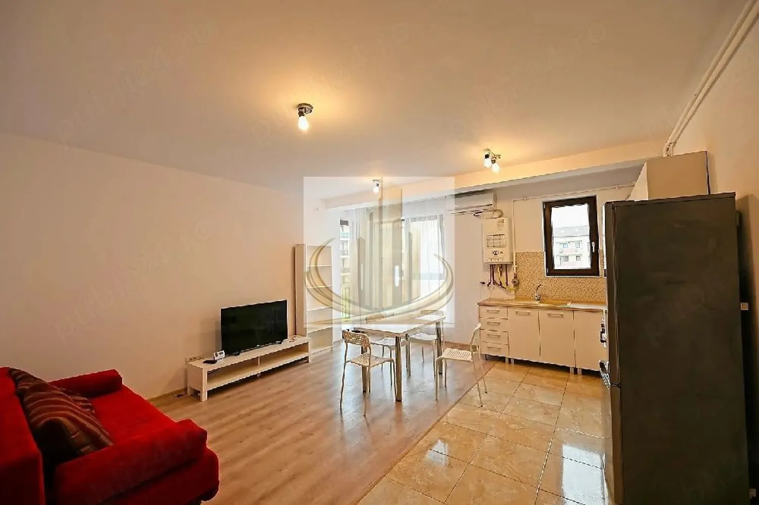 GrandMobilis Ap modern 2 camere, Giroc, 51mp, +parcare - Grand Mobilis Imobiliare vă propune spre închiriere un apartament modern cu 2 camere, situat în Giroc Locuința are o suprafață utilă de 51 mp și este situată la etajul 2, fiind ideală pentru un cuplu sau o familie care își dorește confort și acces rapid către oraș. Apartamentul este amplasat într-o zonă bine conectată, foarte aproape de mijloacele de transport în comun, oferind acces facil către Timișoara. În apropiere se regăsește și școala nouă din Giroc, precum și alte puncte de interes. Compartimentare și dotări: • 2 camere bine compartimentate • Bucătărie funcțională • Baie • Balcon • Complet mobilat și utilat • Aer condiționat • Centrală termică proprie (încălzire prin pardoseală) • Loc de parcare inclus Apartamentul oferă un echilibru perfect între confort și funcționalitate, fiind pregătit pentru mutare imediată. Pentru mai multe detalii și programarea unei vizionări, vă stăm cu drag la dispoziție! }}