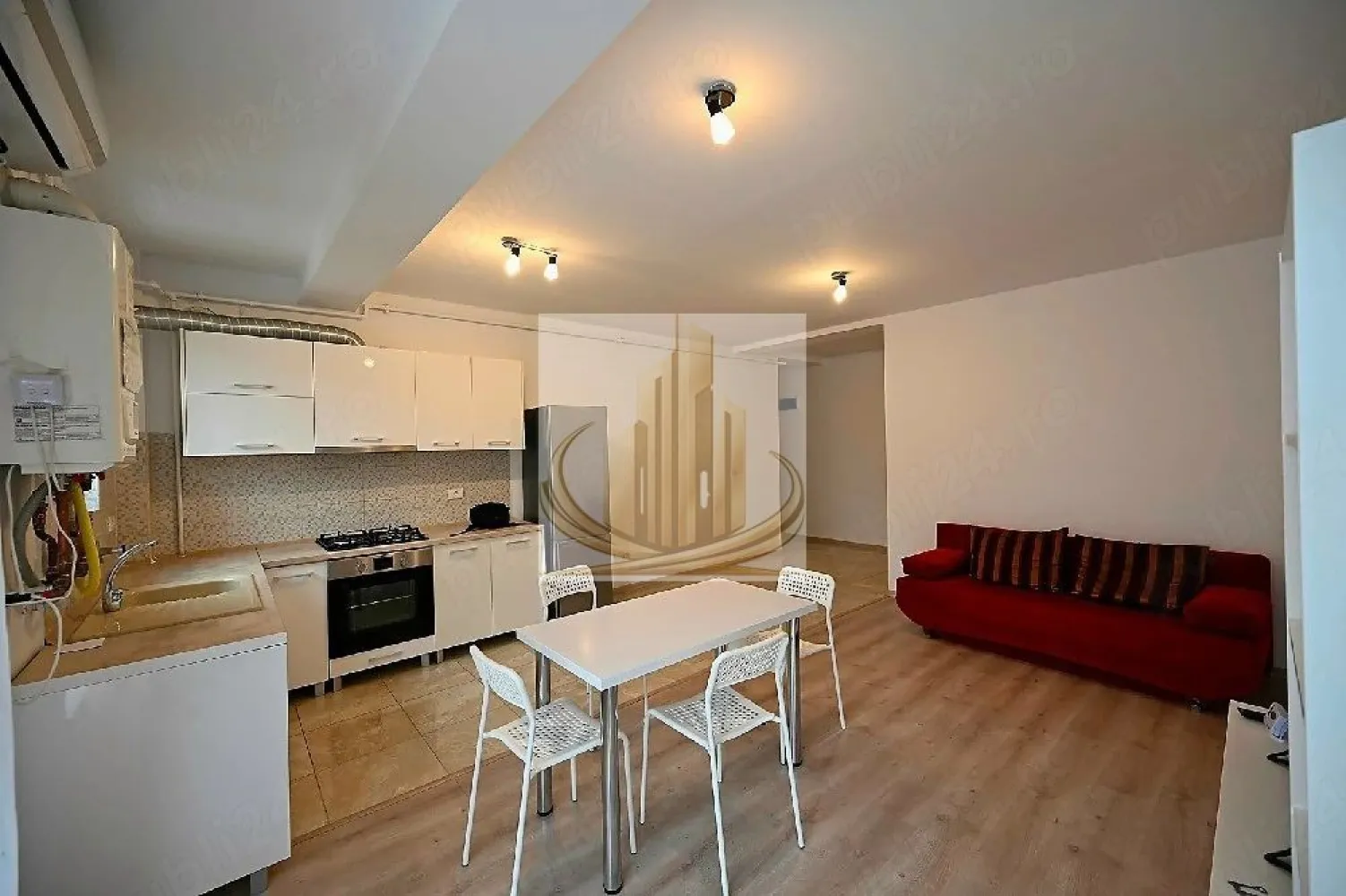 GrandMobilis Ap modern 2 camere, Giroc, 51mp, +parcare - Grand Mobilis Imobiliare vă propune spre închiriere un apartament modern cu 2 camere, situat în Giroc Locuința are o suprafață utilă de 51 mp și este situată la etajul 2, fiind ideală pentru un cuplu sau o familie care își dorește confort și acces rapid către oraș. Apartamentul este amplasat într-o zonă bine conectată, foarte aproape de mijloacele de transport în comun, oferind acces facil către Timișoara. În apropiere se regăsește și școala nouă din Giroc, precum și alte puncte de interes. Compartimentare și dotări: • 2 camere bine compartimentate • Bucătărie funcțională • Baie • Balcon • Complet mobilat și utilat • Aer condiționat • Centrală termică proprie (încălzire prin pardoseală) • Loc de parcare inclus Apartamentul oferă un echilibru perfect între confort și funcționalitate, fiind pregătit pentru mutare imediată. Pentru mai multe detalii și programarea unei vizionări, vă stăm cu drag la dispoziție! }}