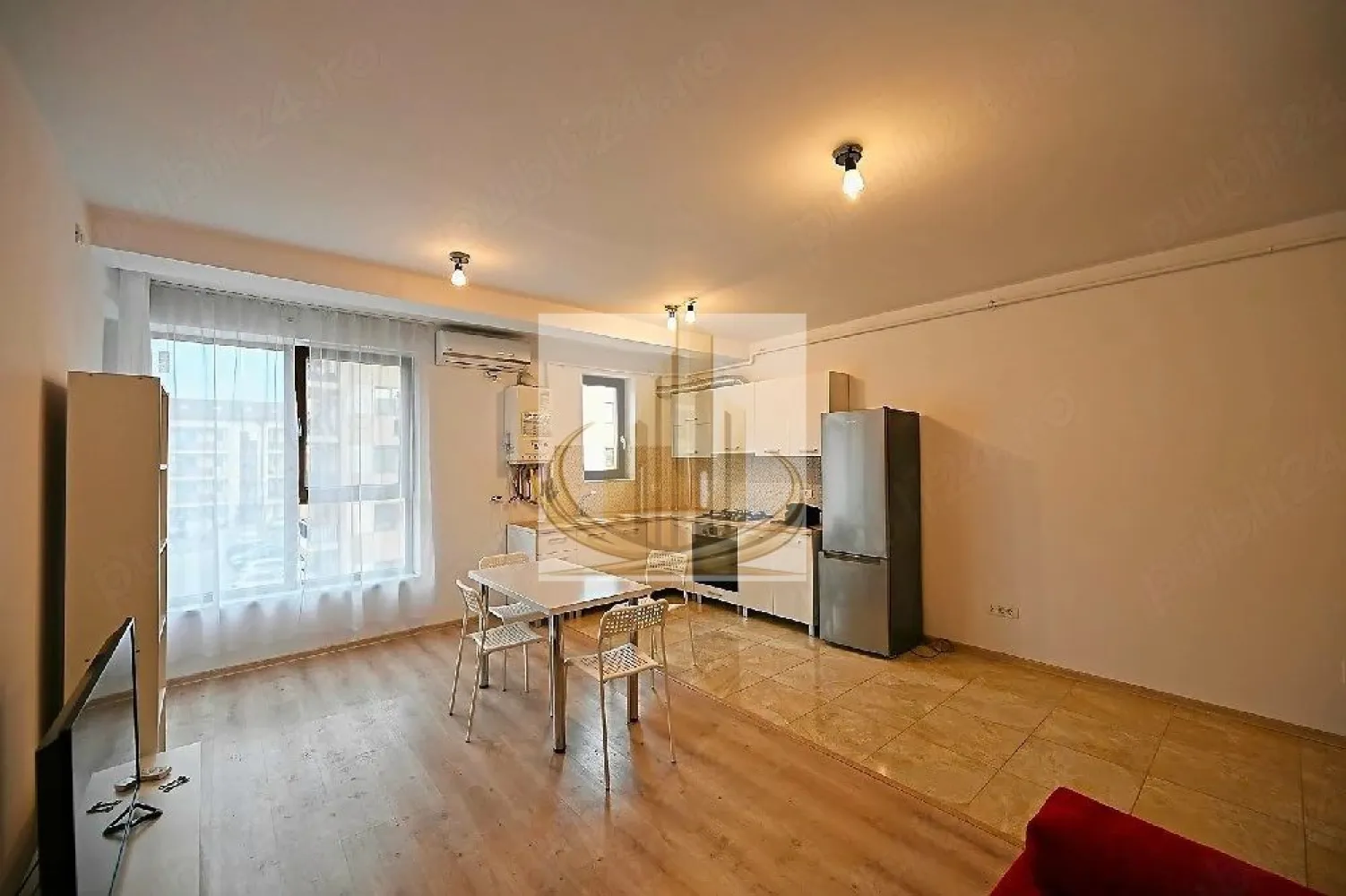 GrandMobilis Ap modern 2 camere, Giroc, 51mp, +parcare - Grand Mobilis Imobiliare vă propune spre închiriere un apartament modern cu 2 camere, situat în Giroc Locuința are o suprafață utilă de 51 mp și este situată la etajul 2, fiind ideală pentru un cuplu sau o familie care își dorește confort și acces rapid către oraș. Apartamentul este amplasat într-o zonă bine conectată, foarte aproape de mijloacele de transport în comun, oferind acces facil către Timișoara. În apropiere se regăsește și școala nouă din Giroc, precum și alte puncte de interes. Compartimentare și dotări: • 2 camere bine compartimentate • Bucătărie funcțională • Baie • Balcon • Complet mobilat și utilat • Aer condiționat • Centrală termică proprie (încălzire prin pardoseală) • Loc de parcare inclus Apartamentul oferă un echilibru perfect între confort și funcționalitate, fiind pregătit pentru mutare imediată. Pentru mai multe detalii și programarea unei vizionări, vă stăm cu drag la dispoziție! }}