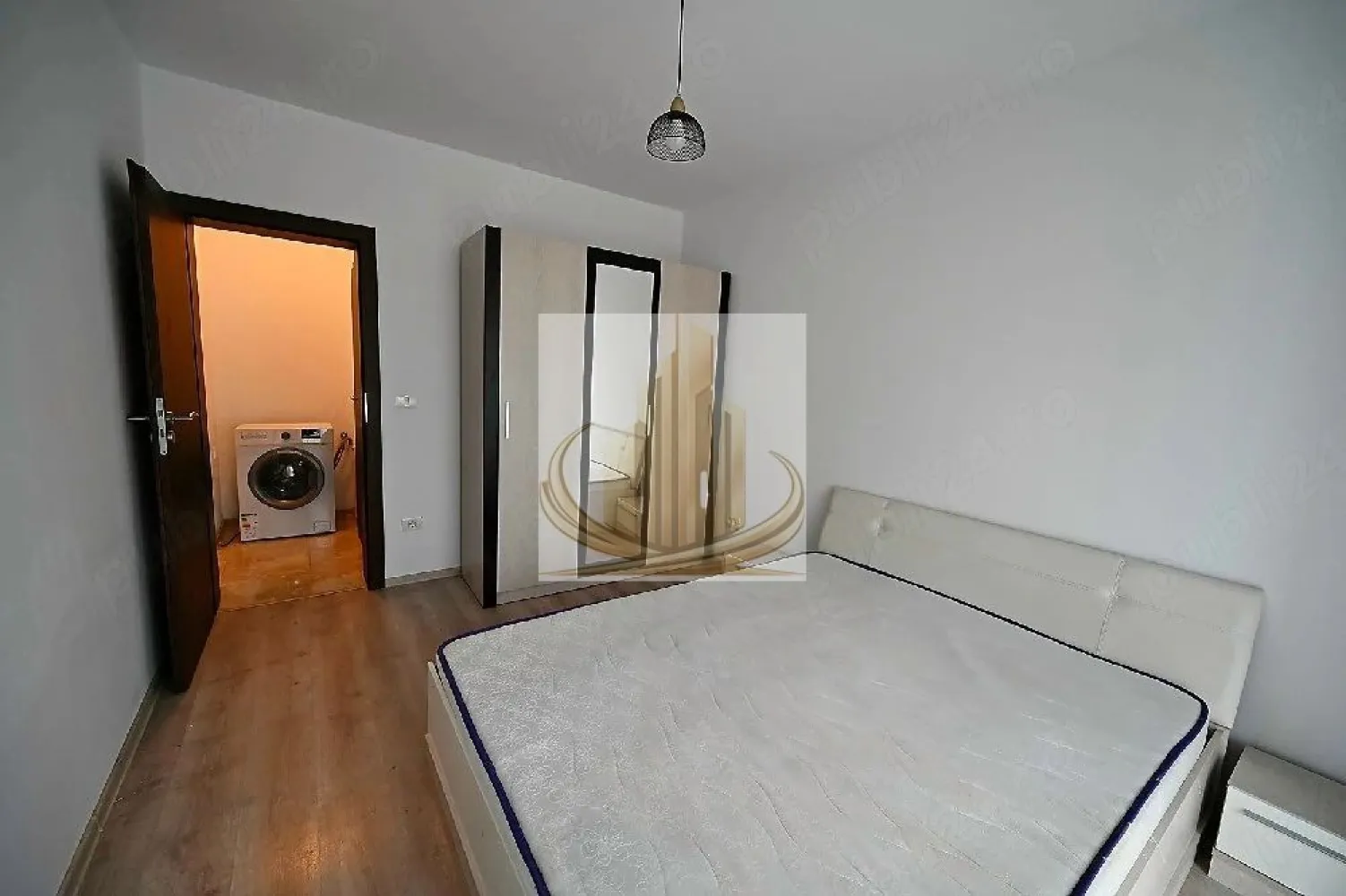 GrandMobilis Ap modern 2 camere, Giroc, 51mp, +parcare - Grand Mobilis Imobiliare vă propune spre închiriere un apartament modern cu 2 camere, situat în Giroc Locuința are o suprafață utilă de 51 mp și este situată la etajul 2, fiind ideală pentru un cuplu sau o familie care își dorește confort și acces rapid către oraș. Apartamentul este amplasat într-o zonă bine conectată, foarte aproape de mijloacele de transport în comun, oferind acces facil către Timișoara. În apropiere se regăsește și școala nouă din Giroc, precum și alte puncte de interes. Compartimentare și dotări: • 2 camere bine compartimentate • Bucătărie funcțională • Baie • Balcon • Complet mobilat și utilat • Aer condiționat • Centrală termică proprie (încălzire prin pardoseală) • Loc de parcare inclus Apartamentul oferă un echilibru perfect între confort și funcționalitate, fiind pregătit pentru mutare imediată. Pentru mai multe detalii și programarea unei vizionări, vă stăm cu drag la dispoziție! }}