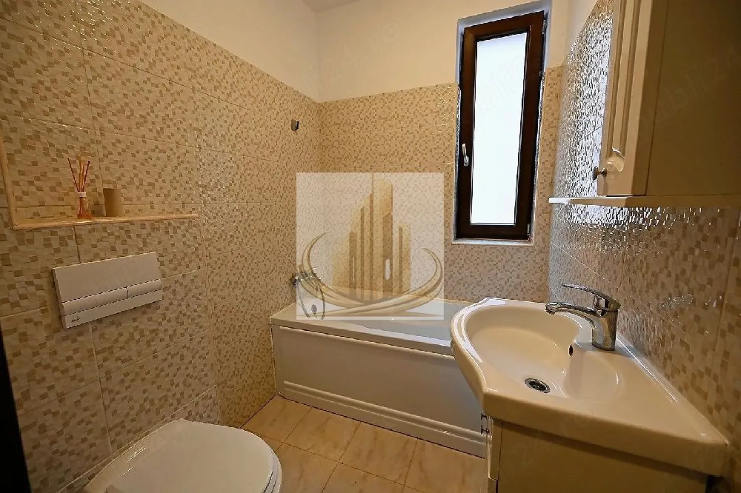 GrandMobilis Ap modern 2 camere, Giroc, 51mp, +parcare - Grand Mobilis Imobiliare vă propune spre închiriere un apartament modern cu 2 camere, situat în Giroc Locuința are o suprafață utilă de 51 mp și este situată la etajul 2, fiind ideală pentru un cuplu sau o familie care își dorește confort și acces rapid către oraș. Apartamentul este amplasat într-o zonă bine conectată, foarte aproape de mijloacele de transport în comun, oferind acces facil către Timișoara. În apropiere se regăsește și școala nouă din Giroc, precum și alte puncte de interes. Compartimentare și dotări: • 2 camere bine compartimentate • Bucătărie funcțională • Baie • Balcon • Complet mobilat și utilat • Aer condiționat • Centrală termică proprie (încălzire prin pardoseală) • Loc de parcare inclus Apartamentul oferă un echilibru perfect între confort și funcționalitate, fiind pregătit pentru mutare imediată. Pentru mai multe detalii și programarea unei vizionări, vă stăm cu drag la dispoziție! }}