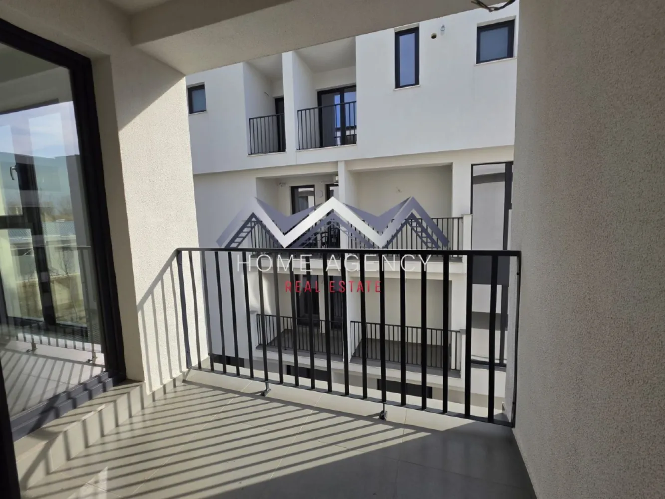 Proiect Nou Central | Otopeni | - Vă propunem, spre vânzare, un apartament de 2 camere, situat într-un imobil nou (D+P+3) aflat chiar în centrul orașului Otopeni, la maxim 15 minute de mers pe jos de DN1 și viitoarea stație de metrou. Este alegerea ideală dacă îți dorești un cămin confortabil, eficient energetic și cu acces rapid la toate punctele de interes sau dacă vrei o investiție sigură pentru închiriere pe termen lung ori regim hotelier (Airbnb, Booking). Apartamentul este amplasat într-o zonă centrală, dar liniștită, la doar câteva minute de mers pe jos toate facilitățile de care ai nevoie: restaurante, supermarketuri, bănci, piață, farmacii, transport public etc. Accesul către DN1, Aeroportul Henri Coandă, Centură și viitoarea stație de metrou se face rapid și ușor, ceea ce transformă această locație într-una extrem de practică atât pentru locuit, cât și pentru investiție. În plus, zona se bucură de infrastructură modernizată și de un cadru rezidențial plăcut, cu vecinătăți selecte. Imobilul se remarcă printr-o compartimentare practică și bine gândită, care asigură confort și funcționalitate în fiecare încăpere. Livingul este luminos și aerisit, cu acces direct spre balcon, ceea ce adaugă un plus de spațiu și luminozitate. Bucătăria este închisă, oferind intimitate și un spațiu separat pentru gătit, și, precum dormitorul, beneficiază de acces spre o terasă generoasă de 7.71 mp – un loc ideal pentru relaxare sau momente petrecute în aer liber. Baia este complet utilată și finisată cu obiecte sanitare moderne. Confortul termic este asigurat de centrală proprie și de sistemul de încălzire prin pardoseală, care oferă un climat uniform și economic în întreaga locuință. Toate utilitățile sunt contorizate individual (apă, gaze, electricitate) și racordate la rețele publice de canalizare și infrastructură. Comision 0. Prețul afișat este final, include TVA și un loc de parcare. Programează acum o vizionare cu echipa de vânzări! }}