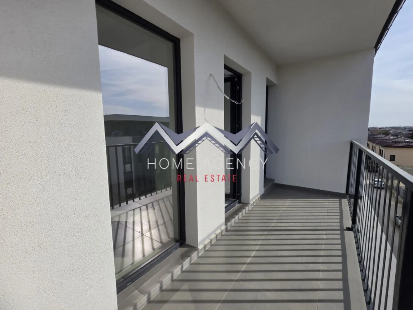 Proiect Nou Central | Otopeni | - Vă propunem, spre vânzare, un apartament de 2 camere, situat într-un imobil nou (D+P+3) aflat chiar în centrul orașului Otopeni, la maxim 15 minute de mers pe jos de DN1 și viitoarea stație de metrou. Este alegerea ideală dacă îți dorești un cămin confortabil, eficient energetic și cu acces rapid la toate punctele de interes sau dacă vrei o investiție sigură pentru închiriere pe termen lung ori regim hotelier (Airbnb, Booking). Apartamentul este amplasat într-o zonă centrală, dar liniștită, la doar câteva minute de mers pe jos toate facilitățile de care ai nevoie: restaurante, supermarketuri, bănci, piață, farmacii, transport public etc. Accesul către DN1, Aeroportul Henri Coandă, Centură și viitoarea stație de metrou se face rapid și ușor, ceea ce transformă această locație într-una extrem de practică atât pentru locuit, cât și pentru investiție. În plus, zona se bucură de infrastructură modernizată și de un cadru rezidențial plăcut, cu vecinătăți selecte. Imobilul se remarcă printr-o compartimentare practică și bine gândită, care asigură confort și funcționalitate în fiecare încăpere. Livingul este luminos și aerisit, cu acces direct spre balcon, ceea ce adaugă un plus de spațiu și luminozitate. Bucătăria este închisă, oferind intimitate și un spațiu separat pentru gătit, și, precum dormitorul, beneficiază de acces spre o terasă generoasă de 7.71 mp – un loc ideal pentru relaxare sau momente petrecute în aer liber. Baia este complet utilată și finisată cu obiecte sanitare moderne. Confortul termic este asigurat de centrală proprie și de sistemul de încălzire prin pardoseală, care oferă un climat uniform și economic în întreaga locuință. Toate utilitățile sunt contorizate individual (apă, gaze, electricitate) și racordate la rețele publice de canalizare și infrastructură. Comision 0. Prețul afișat este final, include TVA și un loc de parcare. Programează acum o vizionare cu echipa de vânzări! }}