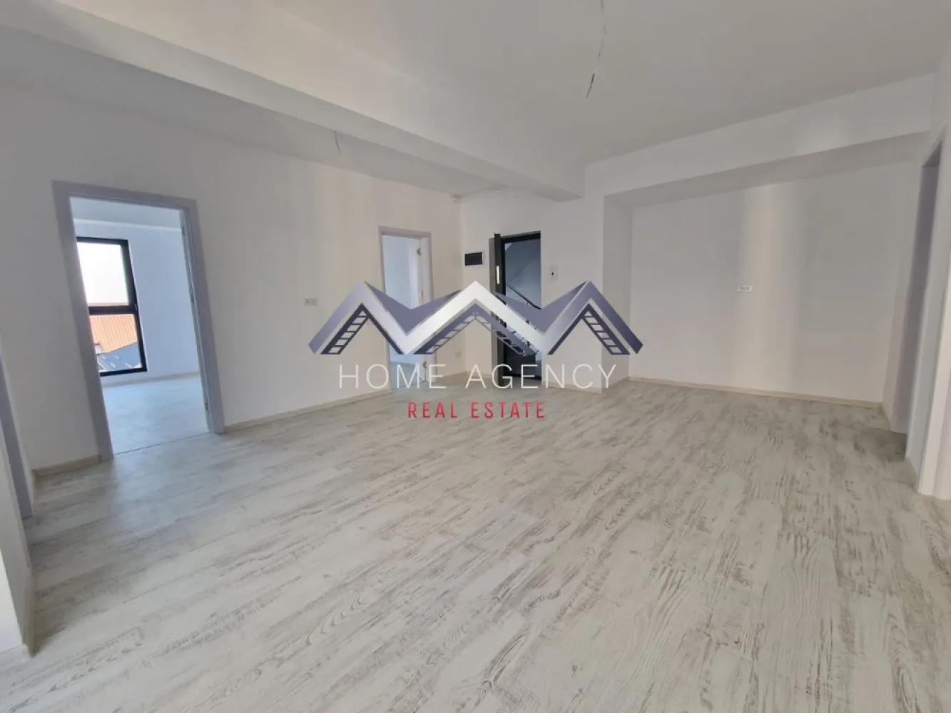 Proiect Nou Central | Otopeni | - Vă propunem, spre vânzare, un apartament de 2 camere, situat într-un imobil nou (D+P+3) aflat chiar în centrul orașului Otopeni, la maxim 15 minute de mers pe jos de DN1 și viitoarea stație de metrou. Este alegerea ideală dacă îți dorești un cămin confortabil, eficient energetic și cu acces rapid la toate punctele de interes sau dacă vrei o investiție sigură pentru închiriere pe termen lung ori regim hotelier (Airbnb, Booking). Apartamentul este amplasat într-o zonă centrală, dar liniștită, la doar câteva minute de mers pe jos toate facilitățile de care ai nevoie: restaurante, supermarketuri, bănci, piață, farmacii, transport public etc. Accesul către DN1, Aeroportul Henri Coandă, Centură și viitoarea stație de metrou se face rapid și ușor, ceea ce transformă această locație într-una extrem de practică atât pentru locuit, cât și pentru investiție. În plus, zona se bucură de infrastructură modernizată și de un cadru rezidențial plăcut, cu vecinătăți selecte. Imobilul se remarcă printr-o compartimentare practică și bine gândită, care asigură confort și funcționalitate în fiecare încăpere. Livingul este luminos și aerisit, cu acces direct spre balcon, ceea ce adaugă un plus de spațiu și luminozitate. Bucătăria este închisă, oferind intimitate și un spațiu separat pentru gătit, și, precum dormitorul, beneficiază de acces spre o terasă generoasă de 7.71 mp – un loc ideal pentru relaxare sau momente petrecute în aer liber. Baia este complet utilată și finisată cu obiecte sanitare moderne. Confortul termic este asigurat de centrală proprie și de sistemul de încălzire prin pardoseală, care oferă un climat uniform și economic în întreaga locuință. Toate utilitățile sunt contorizate individual (apă, gaze, electricitate) și racordate la rețele publice de canalizare și infrastructură. Comision 0. Prețul afișat este final, include TVA și un loc de parcare. Programează acum o vizionare cu echipa de vânzări! }}