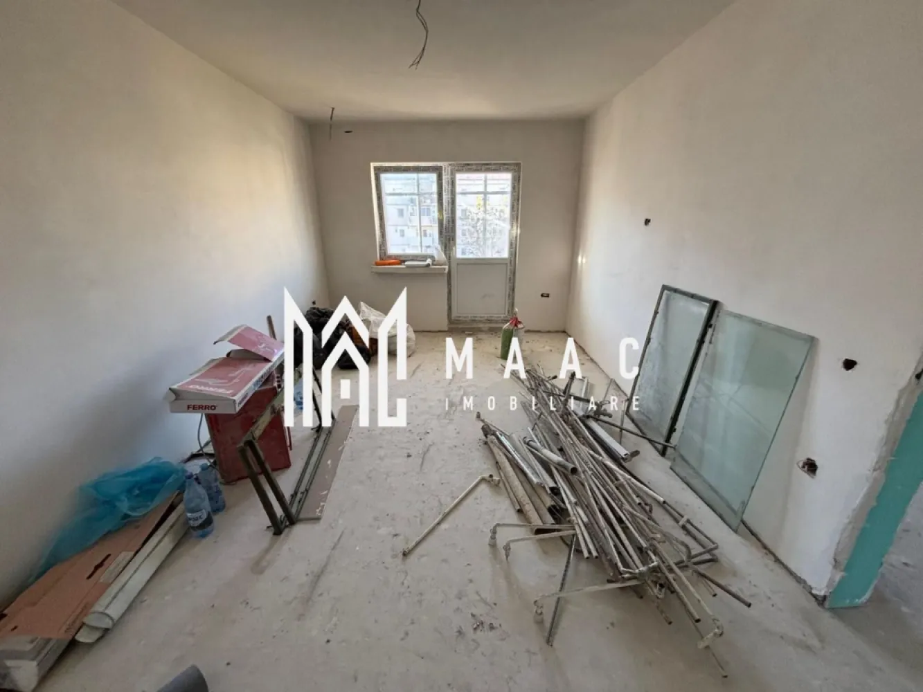 Apartament 3 camere I Valea Aurie I 2 Balcoane I Pivniță - MAAC Imobiliare vă propune spre vânzare un apartament modern cu 3 camere, situat în zona Valea Aurie, la etajul 3 al unui imobil cu regim redus de înălțime (P+4). Detalii proprietate: Suprafață utilă: 56 mp Compartimentare practică: bucătărie cu zonă de dining, living, 2 dormitoare, baie cu geam de aerisire, 2 balcoane și pivniță (menționată în acte). Dotări și beneficii: Predare la alb – ideal pentru personalizare Încălzire în pardoseală pentru confort sporit Centrală termică nouă Instalația electrică și sanitară schimbată Doar 2 apartamente pe palier, oferind intimitate și liniște Proprietatea este situată într-o zonă căutată, aproape de puncte de interes, spații verzi și mijloace de transport în comun. Pentru mai multe informații și programări la vizionare, vă rugăm să menționați ID anunț: CP2801108 }}