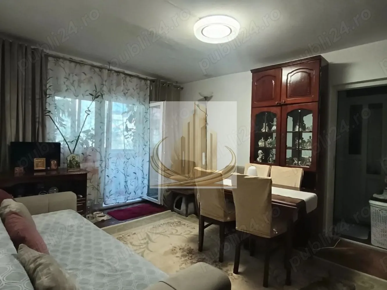 Apartament 2 Camere | Etaj 2 | Zonă Calea Aradului | Ideal Investiție - Descriere: Grand Mobilis Imobiliare vă propune spre vânzare un apartament cu 2 camere, situat într-una dintre cele mai căutate zone din Timișoara – Calea Aradului, apreciată pentru accesibilitate și proximitatea față de multiple puncte de interes. Proprietatea este amplasată la etajul 2 din 4 și beneficiază de o compartimentare practică, fiind potrivită atât pentru locuit, cât și pentru investiție. 📍 Localizare excelentă: Apartamentul se află în apropiere de mijloace de transport în comun, școli, grădinițe, farmacii, supermarketuri și zone comerciale. De asemenea, proximitatea față de Iulius Town reprezintă un avantaj major pentru viitorii proprietari sau chiriași. 📐 Date tehnice: Suprafață utilă: 47 mp Etaj: 2 / 4 An construcție: 1982 Compartimentare: semidecomandat Nr. băi: 1 Confort: 2 🏠 Compartimentare: Hol de acces Bucătărie închisă Living luminos cu ieșire pe balcon Dormitor Baie 🔥 Confort & utilități: Încălzirea se realizează prin sistemul de termoficare al cartierului, însă există posibilitatea montării unei centrale proprii, pentru un plus de confort și independență. 🔧 Stare: Deși este un apartament construit într-un imobil mai vechi, acesta se află într-o stare bună de întreținere, fiind locuibil imediat. Poate fi renovat și amenajat ulterior, în funcție de preferințele noului proprietar. 💰 Oportunitate de investiție: Datorită poziției excelente și cererii ridicate din zonă, apartamentul oferă un potențial bun de închiriere și randament atractiv pe termen lung. 💛 De ce să alegi acest apartament? Pentru amplasarea într-o zonă premium, accesul rapid către facilități urbane și potențialul ridicat atât pentru locuit, cât și pentru investiție. 📞 Pentru mai multe detalii sau programarea unei vizionări, echipa Grand Mobilis Imobiliare vă stă la dispoziție! ID Intern: CP3036319 }}