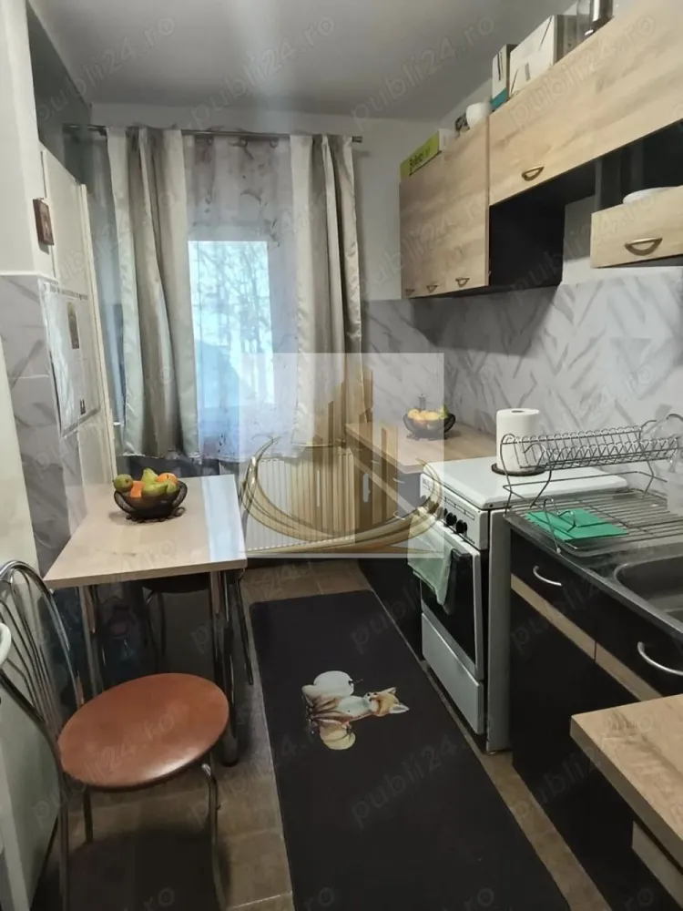 Apartament 2 Camere | Etaj 2 | Zonă Calea Aradului | Ideal Investiție - Descriere: Grand Mobilis Imobiliare vă propune spre vânzare un apartament cu 2 camere, situat într-una dintre cele mai căutate zone din Timișoara – Calea Aradului, apreciată pentru accesibilitate și proximitatea față de multiple puncte de interes. Proprietatea este amplasată la etajul 2 din 4 și beneficiază de o compartimentare practică, fiind potrivită atât pentru locuit, cât și pentru investiție. 📍 Localizare excelentă: Apartamentul se află în apropiere de mijloace de transport în comun, școli, grădinițe, farmacii, supermarketuri și zone comerciale. De asemenea, proximitatea față de Iulius Town reprezintă un avantaj major pentru viitorii proprietari sau chiriași. 📐 Date tehnice: Suprafață utilă: 47 mp Etaj: 2 / 4 An construcție: 1982 Compartimentare: semidecomandat Nr. băi: 1 Confort: 2 🏠 Compartimentare: Hol de acces Bucătărie închisă Living luminos cu ieșire pe balcon Dormitor Baie 🔥 Confort & utilități: Încălzirea se realizează prin sistemul de termoficare al cartierului, însă există posibilitatea montării unei centrale proprii, pentru un plus de confort și independență. 🔧 Stare: Deși este un apartament construit într-un imobil mai vechi, acesta se află într-o stare bună de întreținere, fiind locuibil imediat. Poate fi renovat și amenajat ulterior, în funcție de preferințele noului proprietar. 💰 Oportunitate de investiție: Datorită poziției excelente și cererii ridicate din zonă, apartamentul oferă un potențial bun de închiriere și randament atractiv pe termen lung. 💛 De ce să alegi acest apartament? Pentru amplasarea într-o zonă premium, accesul rapid către facilități urbane și potențialul ridicat atât pentru locuit, cât și pentru investiție. 📞 Pentru mai multe detalii sau programarea unei vizionări, echipa Grand Mobilis Imobiliare vă stă la dispoziție! ID Intern: CP3036319 }}