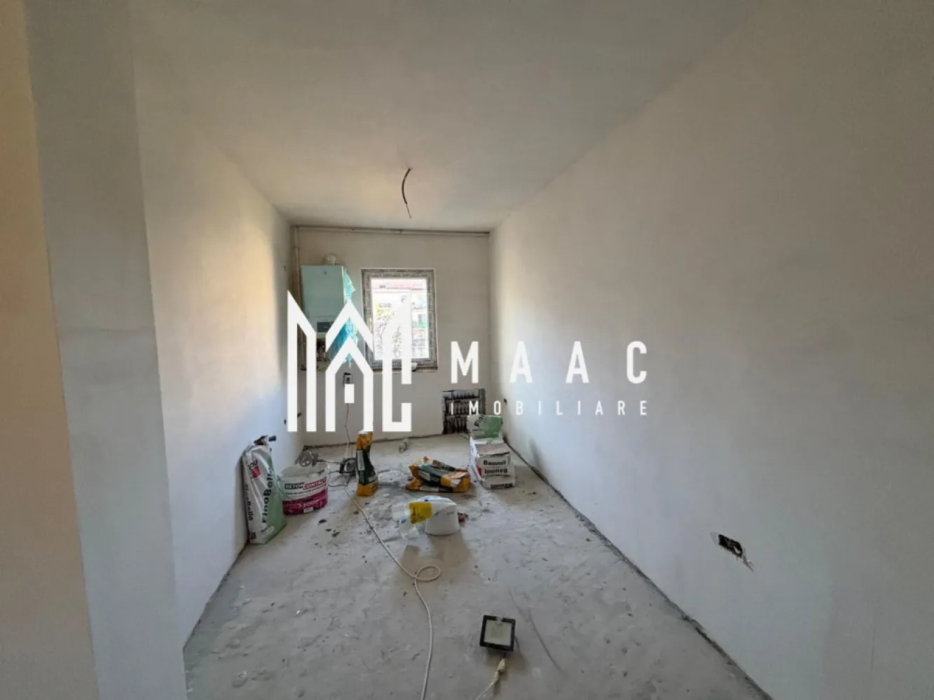 Apartament 3 camere I Valea Aurie I 2 Balcoane I Pivniță - MAAC Imobiliare vă propune spre vânzare un apartament modern cu 3 camere, situat în zona Valea Aurie, la etajul 3 al unui imobil cu regim redus de înălțime (P+4). Detalii proprietate: Suprafață utilă: 56 mp Compartimentare practică: bucătărie cu zonă de dining, living, 2 dormitoare, baie cu geam de aerisire, 2 balcoane și pivniță (menționată în acte). Dotări și beneficii: Predare la alb – ideal pentru personalizare Încălzire în pardoseală pentru confort sporit Centrală termică nouă Instalația electrică și sanitară schimbată Doar 2 apartamente pe palier, oferind intimitate și liniște Proprietatea este situată într-o zonă căutată, aproape de puncte de interes, spații verzi și mijloace de transport în comun. Pentru mai multe informații și programări la vizionare, vă rugăm să menționați ID anunț: CP2801108 }}