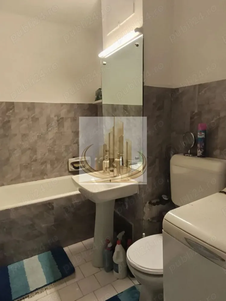 Apartament 2 Camere | Etaj 2 | Zonă Calea Aradului | Ideal Investiție - Descriere: Grand Mobilis Imobiliare vă propune spre vânzare un apartament cu 2 camere, situat într-una dintre cele mai căutate zone din Timișoara – Calea Aradului, apreciată pentru accesibilitate și proximitatea față de multiple puncte de interes. Proprietatea este amplasată la etajul 2 din 4 și beneficiază de o compartimentare practică, fiind potrivită atât pentru locuit, cât și pentru investiție. 📍 Localizare excelentă: Apartamentul se află în apropiere de mijloace de transport în comun, școli, grădinițe, farmacii, supermarketuri și zone comerciale. De asemenea, proximitatea față de Iulius Town reprezintă un avantaj major pentru viitorii proprietari sau chiriași. 📐 Date tehnice: Suprafață utilă: 47 mp Etaj: 2 / 4 An construcție: 1982 Compartimentare: semidecomandat Nr. băi: 1 Confort: 2 🏠 Compartimentare: Hol de acces Bucătărie închisă Living luminos cu ieșire pe balcon Dormitor Baie 🔥 Confort & utilități: Încălzirea se realizează prin sistemul de termoficare al cartierului, însă există posibilitatea montării unei centrale proprii, pentru un plus de confort și independență. 🔧 Stare: Deși este un apartament construit într-un imobil mai vechi, acesta se află într-o stare bună de întreținere, fiind locuibil imediat. Poate fi renovat și amenajat ulterior, în funcție de preferințele noului proprietar. 💰 Oportunitate de investiție: Datorită poziției excelente și cererii ridicate din zonă, apartamentul oferă un potențial bun de închiriere și randament atractiv pe termen lung. 💛 De ce să alegi acest apartament? Pentru amplasarea într-o zonă premium, accesul rapid către facilități urbane și potențialul ridicat atât pentru locuit, cât și pentru investiție. 📞 Pentru mai multe detalii sau programarea unei vizionări, echipa Grand Mobilis Imobiliare vă stă la dispoziție! ID Intern: CP3036319 }}