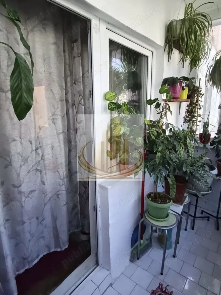 Apartament 2 Camere | Etaj 2 | Zonă Calea Aradului | Ideal Investiție - Descriere: Grand Mobilis Imobiliare vă propune spre vânzare un apartament cu 2 camere, situat într-una dintre cele mai căutate zone din Timișoara – Calea Aradului, apreciată pentru accesibilitate și proximitatea față de multiple puncte de interes. Proprietatea este amplasată la etajul 2 din 4 și beneficiază de o compartimentare practică, fiind potrivită atât pentru locuit, cât și pentru investiție. 📍 Localizare excelentă: Apartamentul se află în apropiere de mijloace de transport în comun, școli, grădinițe, farmacii, supermarketuri și zone comerciale. De asemenea, proximitatea față de Iulius Town reprezintă un avantaj major pentru viitorii proprietari sau chiriași. 📐 Date tehnice: Suprafață utilă: 47 mp Etaj: 2 / 4 An construcție: 1982 Compartimentare: semidecomandat Nr. băi: 1 Confort: 2 🏠 Compartimentare: Hol de acces Bucătărie închisă Living luminos cu ieșire pe balcon Dormitor Baie 🔥 Confort & utilități: Încălzirea se realizează prin sistemul de termoficare al cartierului, însă există posibilitatea montării unei centrale proprii, pentru un plus de confort și independență. 🔧 Stare: Deși este un apartament construit într-un imobil mai vechi, acesta se află într-o stare bună de întreținere, fiind locuibil imediat. Poate fi renovat și amenajat ulterior, în funcție de preferințele noului proprietar. 💰 Oportunitate de investiție: Datorită poziției excelente și cererii ridicate din zonă, apartamentul oferă un potențial bun de închiriere și randament atractiv pe termen lung. 💛 De ce să alegi acest apartament? Pentru amplasarea într-o zonă premium, accesul rapid către facilități urbane și potențialul ridicat atât pentru locuit, cât și pentru investiție. 📞 Pentru mai multe detalii sau programarea unei vizionări, echipa Grand Mobilis Imobiliare vă stă la dispoziție! ID Intern: CP3036319 }}