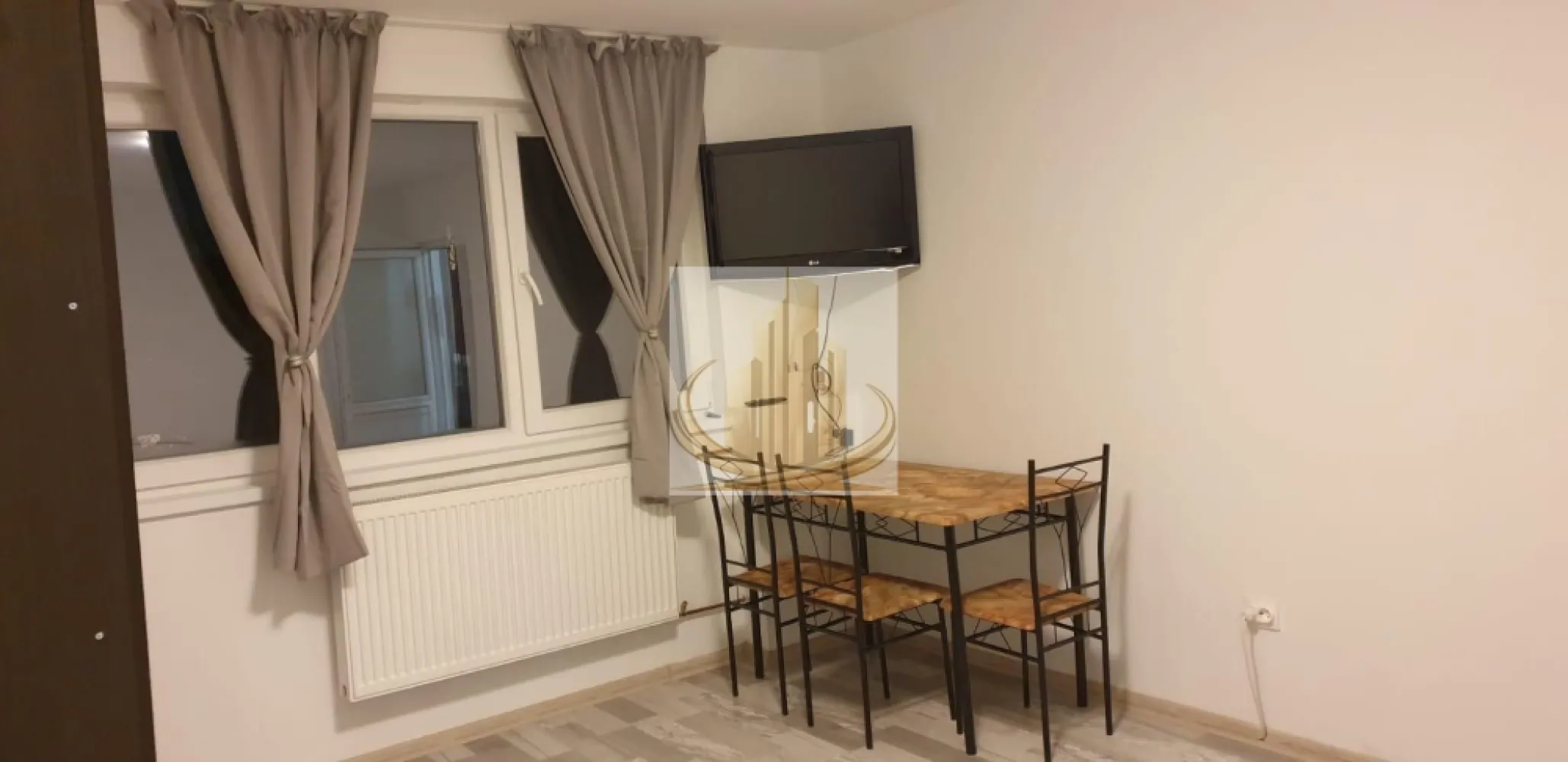 Apartament 1 cameră – zona Blașcovici | Grand Mobilis Imobiliare - Închiriez apartament 1 cameră – zona Blașcovici | Grand Mobilis Imobiliare Grand Mobilis Imobiliare oferă spre închiriere apartament cu 1 cameră, situat la etajul 4, în zona Blașcovici. Apartamentul este recent renovat, bine iluminat și ideal pentru o persoană sau un cuplu. Detalii: Etaj 4 Recent renovat Luminos, cu lumină naturală Centrală electrică proprie Nu dispune de plită Nu se acceptă animale de companie Avantaje zonă: Stații de transport în comun în apropiere Magazine și facilități în zonă Preț: 200 euro/lună + garanție Pentru mai multe detalii sau vizionare, vă rugăm să ne contactați. ID INTERN : CP3036411 }}