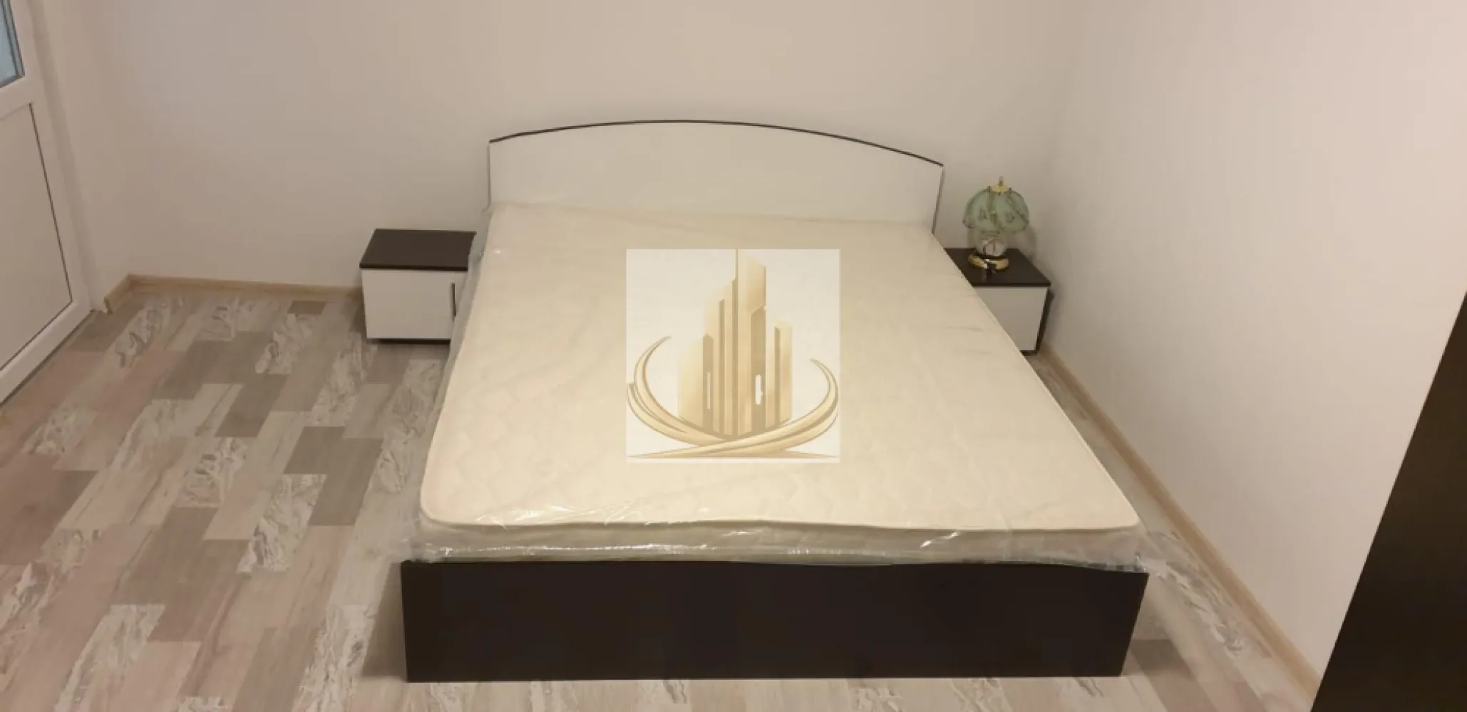 Apartament 1 cameră – zona Blașcovici | Grand Mobilis Imobiliare - Închiriez apartament 1 cameră – zona Blașcovici | Grand Mobilis Imobiliare Grand Mobilis Imobiliare oferă spre închiriere apartament cu 1 cameră, situat la etajul 4, în zona Blașcovici. Apartamentul este recent renovat, bine iluminat și ideal pentru o persoană sau un cuplu. Detalii: Etaj 4 Recent renovat Luminos, cu lumină naturală Centrală electrică proprie Nu dispune de plită Nu se acceptă animale de companie Avantaje zonă: Stații de transport în comun în apropiere Magazine și facilități în zonă Preț: 200 euro/lună + garanție Pentru mai multe detalii sau vizionare, vă rugăm să ne contactați. ID INTERN : CP3036411 }}