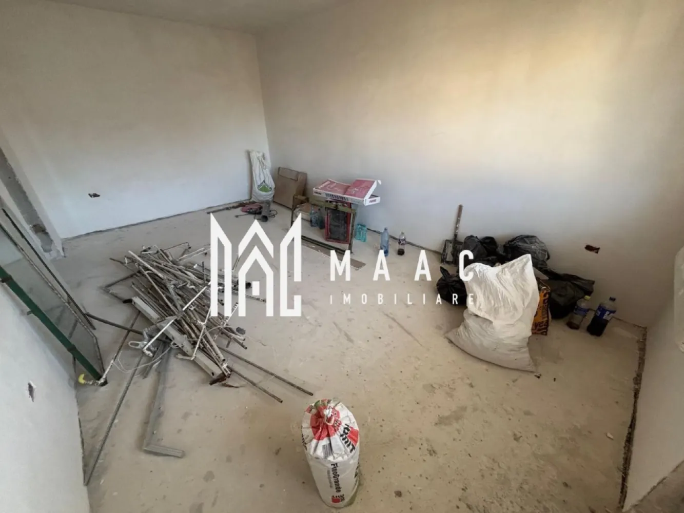 Apartament 3 camere I Valea Aurie I 2 Balcoane I Pivniță - MAAC Imobiliare vă propune spre vânzare un apartament modern cu 3 camere, situat în zona Valea Aurie, la etajul 3 al unui imobil cu regim redus de înălțime (P+4). Detalii proprietate: Suprafață utilă: 56 mp Compartimentare practică: bucătărie cu zonă de dining, living, 2 dormitoare, baie cu geam de aerisire, 2 balcoane și pivniță (menționată în acte). Dotări și beneficii: Predare la alb – ideal pentru personalizare Încălzire în pardoseală pentru confort sporit Centrală termică nouă Instalația electrică și sanitară schimbată Doar 2 apartamente pe palier, oferind intimitate și liniște Proprietatea este situată într-o zonă căutată, aproape de puncte de interes, spații verzi și mijloace de transport în comun. Pentru mai multe informații și programări la vizionare, vă rugăm să menționați ID anunț: CP2801108 }}